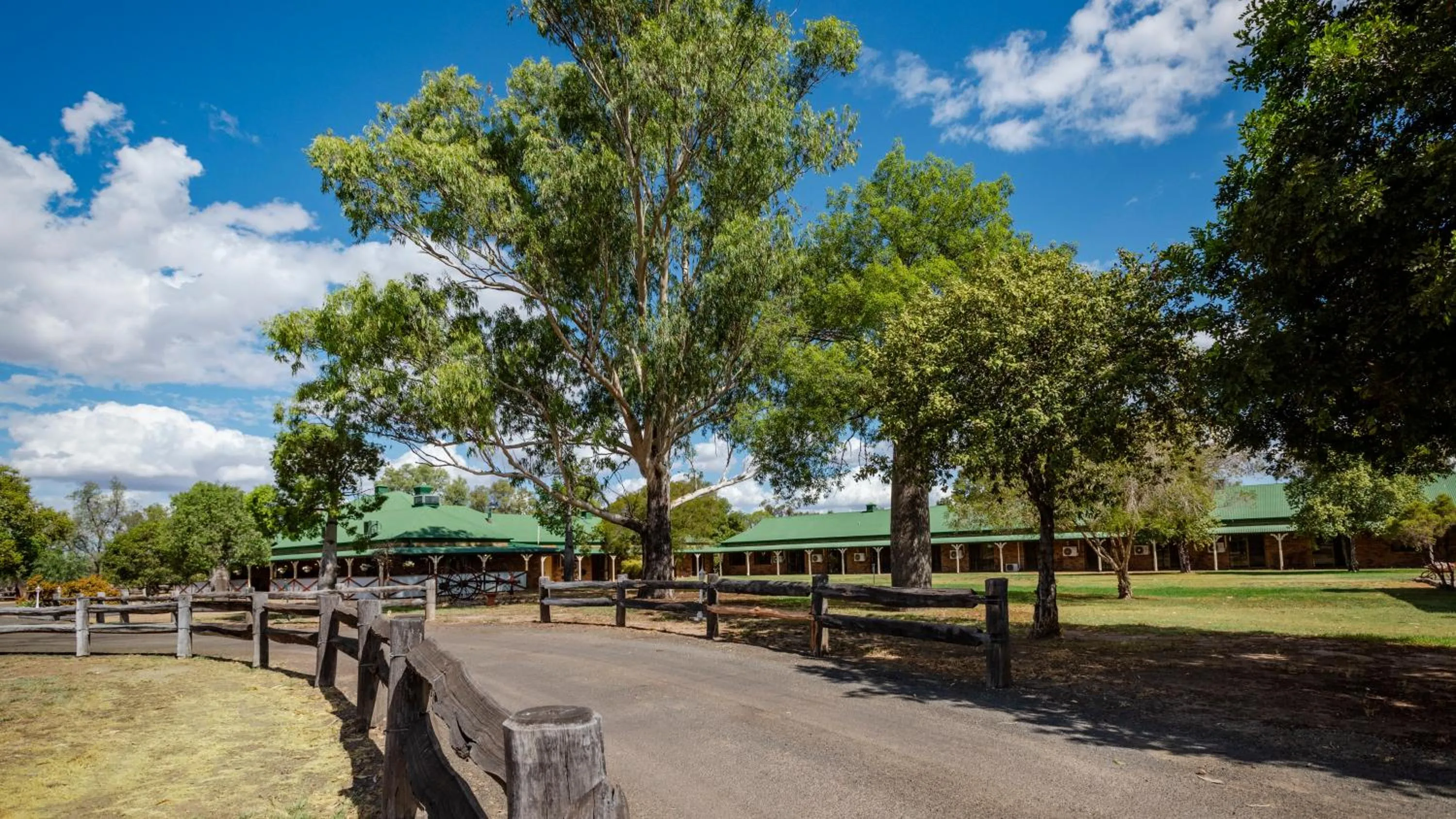 Facade/entrance in Overlander Homestead Motel