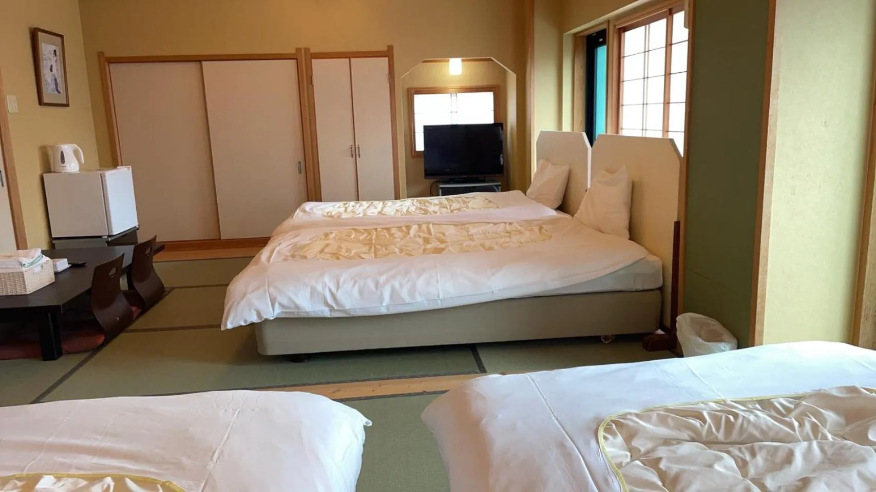 Bed in Minshuku Inn Shirahama Ekinoyado