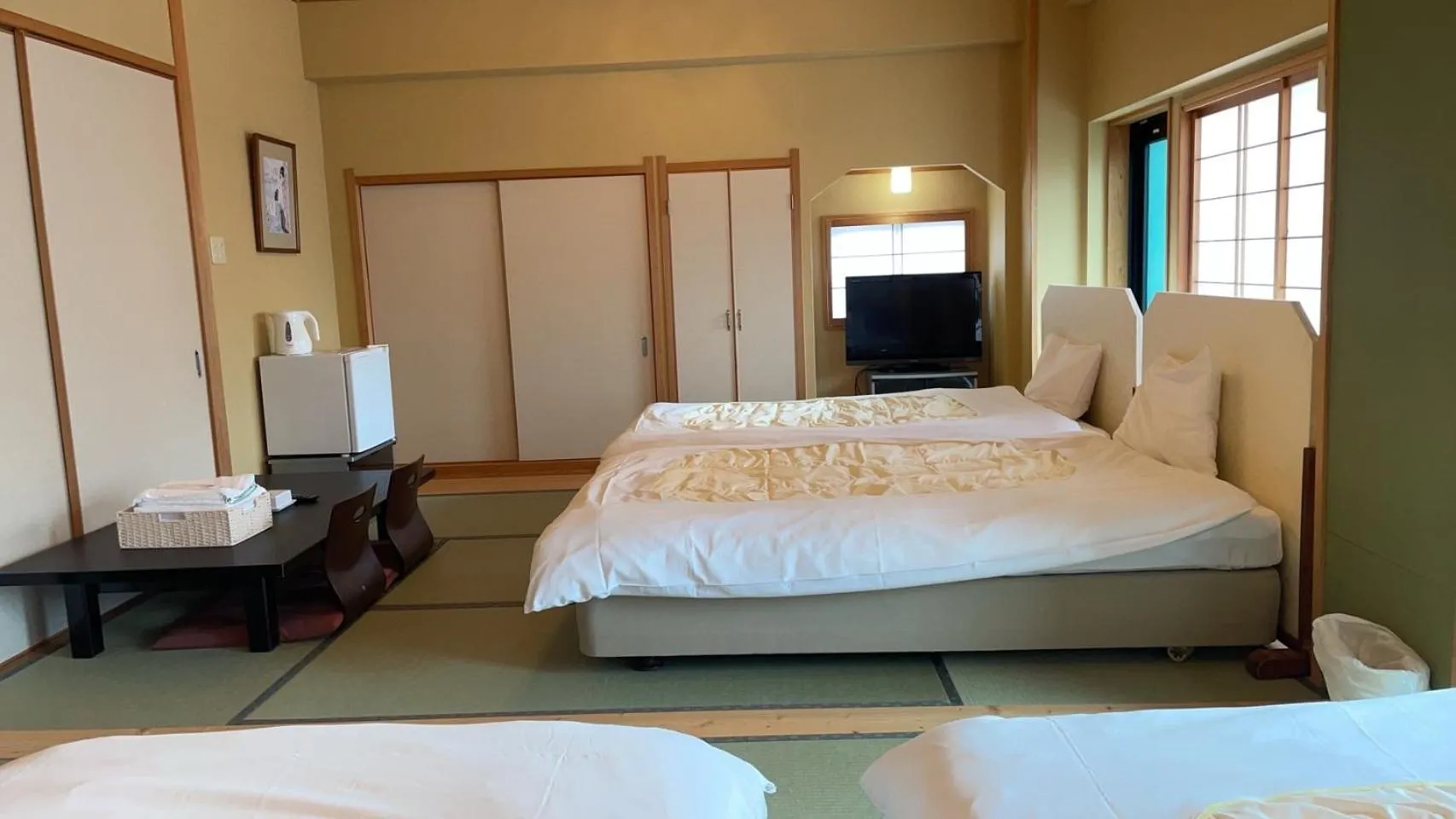 Bed in Minshuku Inn Shirahama Ekinoyado