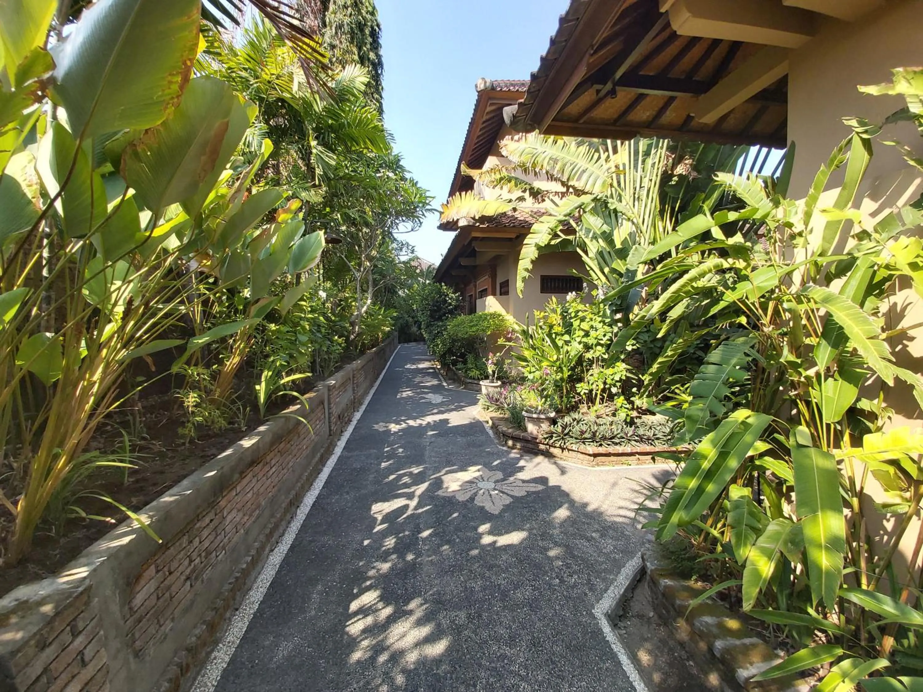 Street view in Cafe Wayan Cottages Senggigi