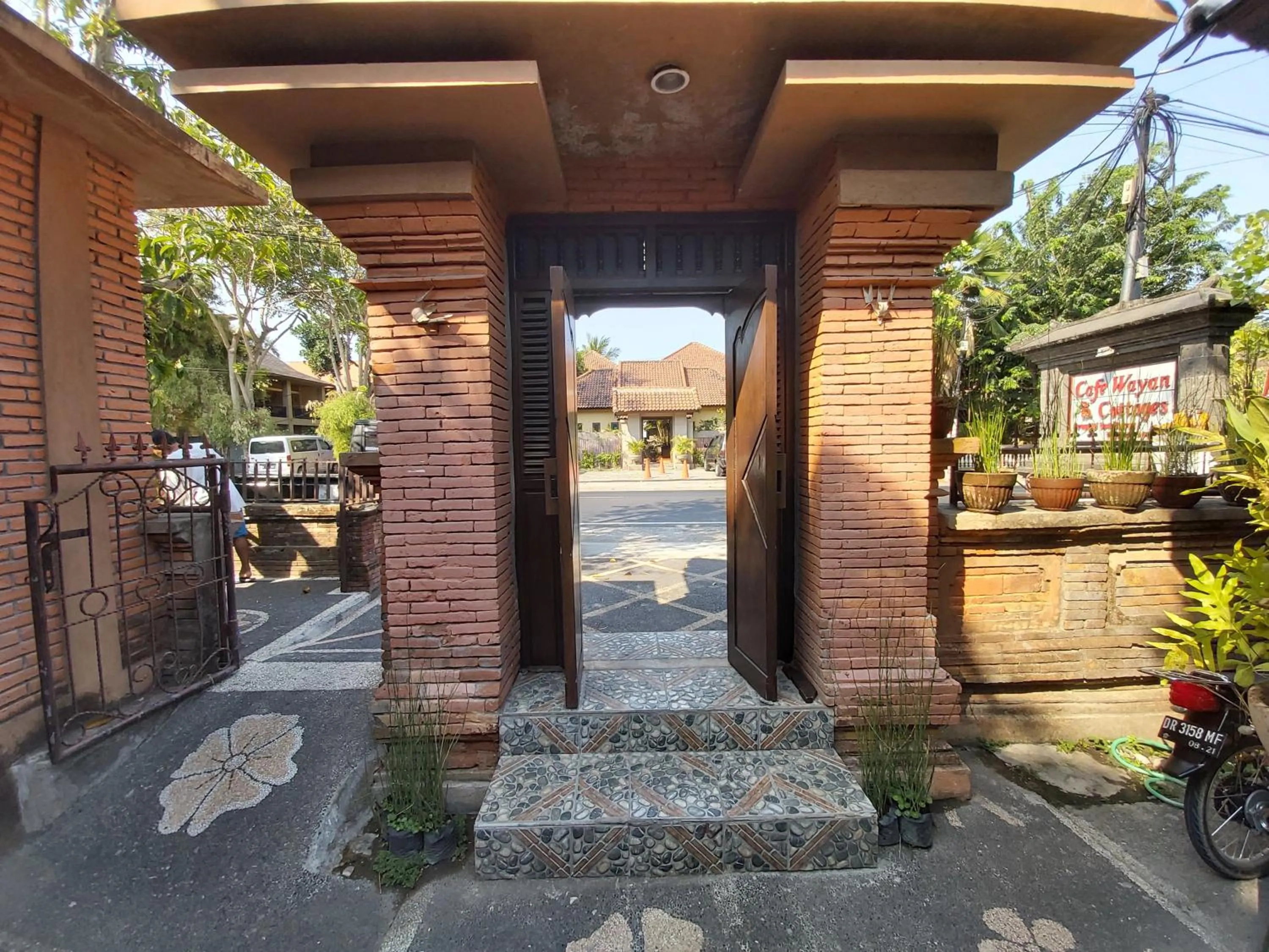Facade/entrance in Cafe Wayan Cottages Senggigi