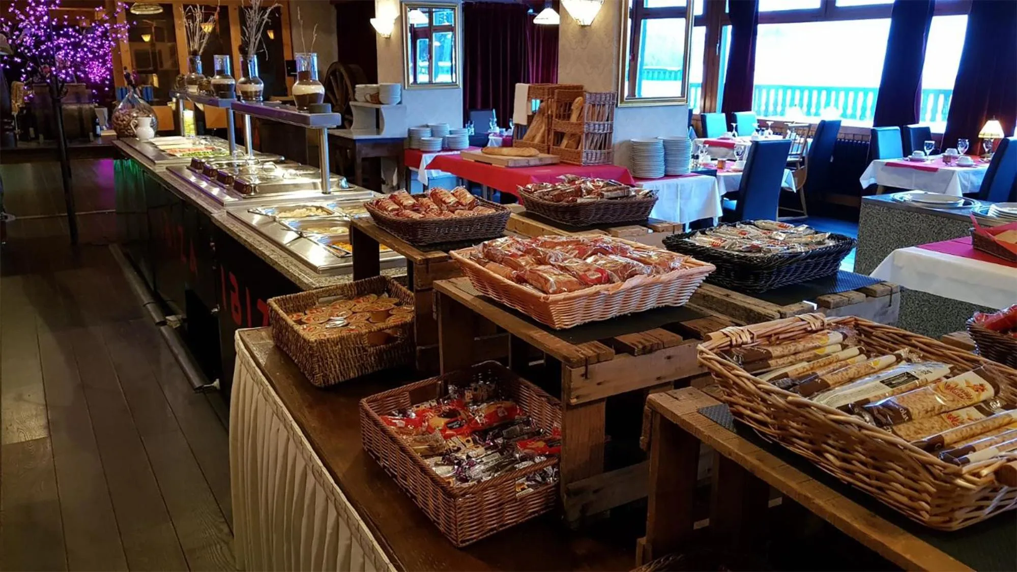 Buffet breakfast in Madame Vacances Hôtel et Spa Ibiza