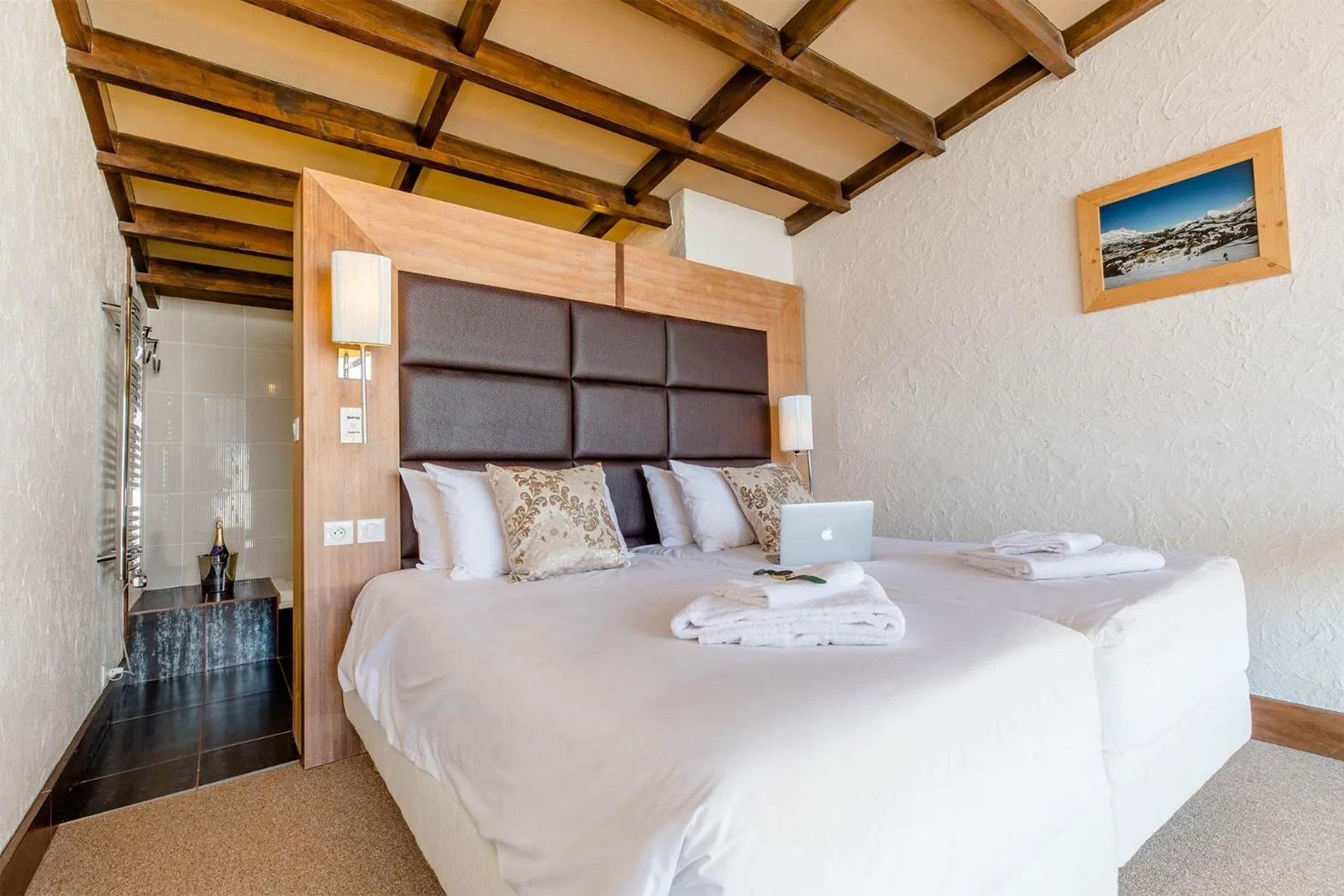 Bathroom, Bed in Madame Vacances Hôtel et Spa Ibiza