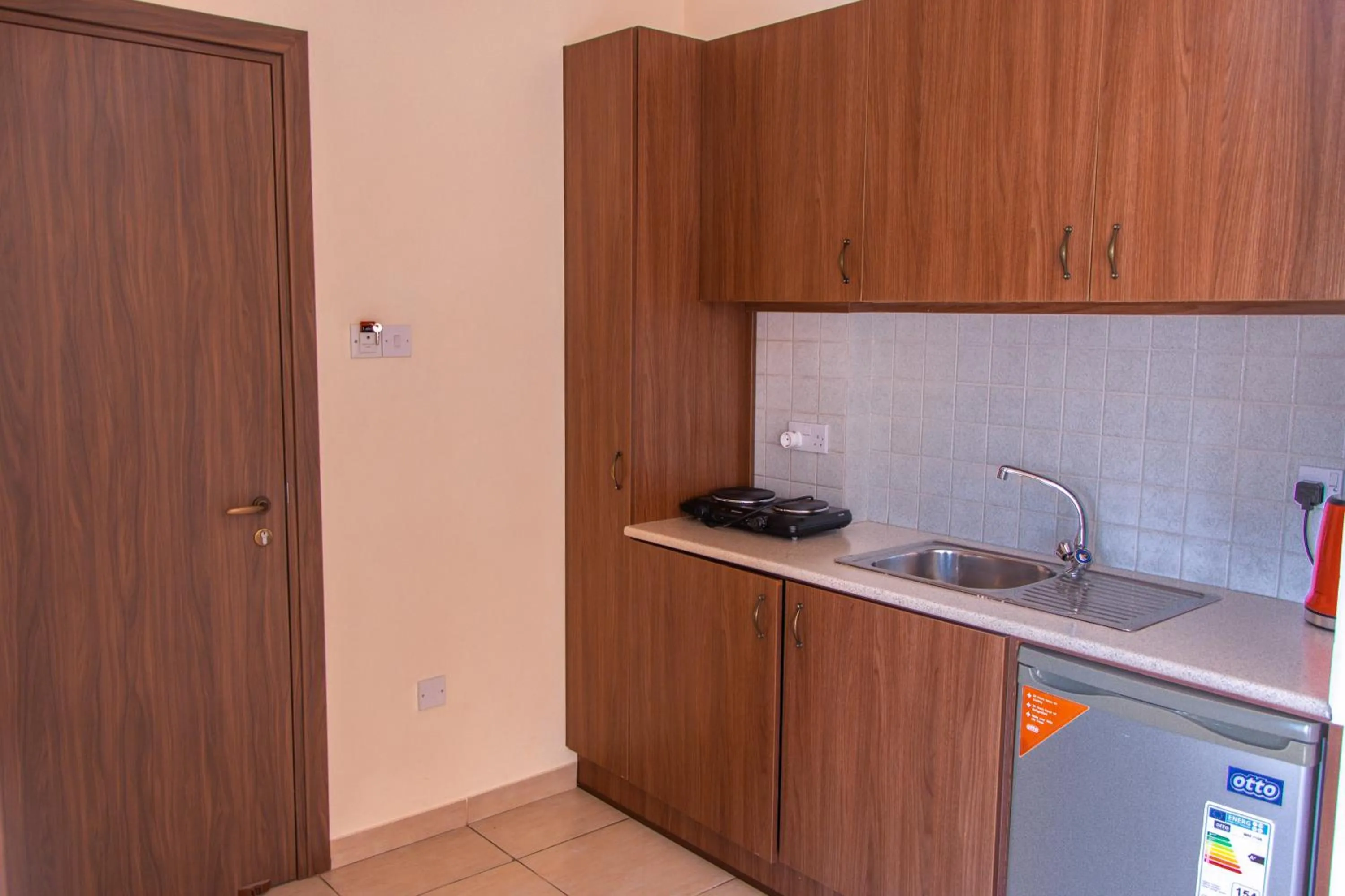 Kitchen or kitchenette in Lakis Court