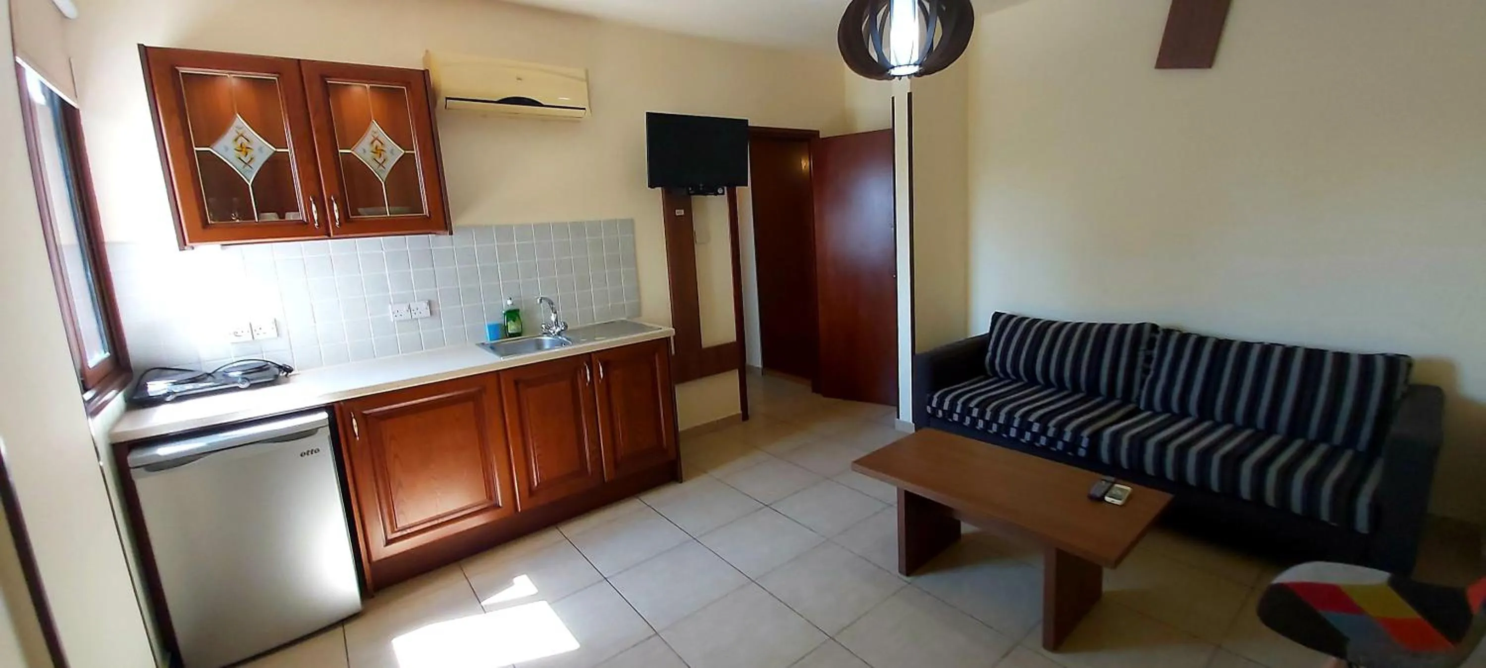 Kitchen or kitchenette in Lakis Court