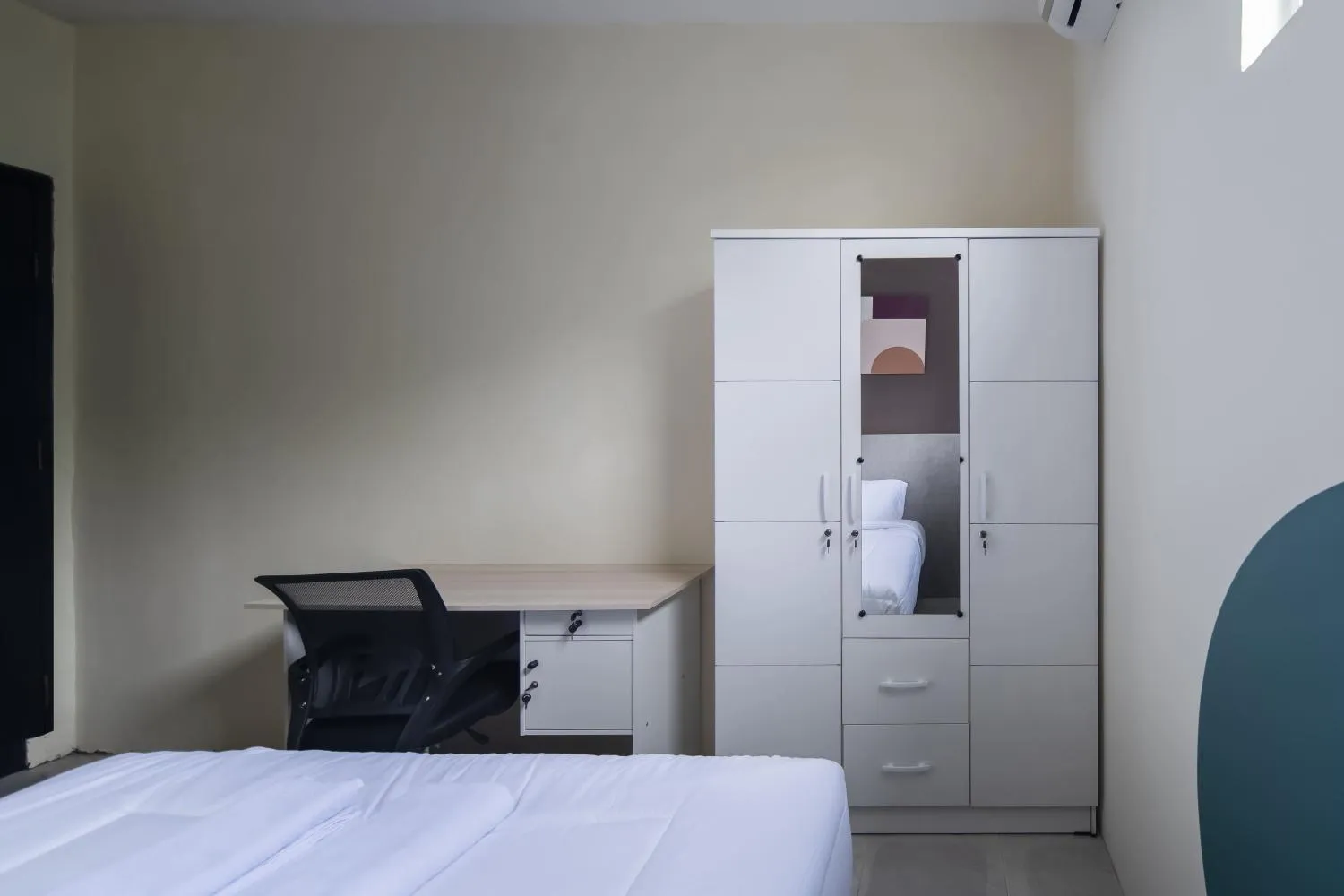 Photo of the whole room, Bed in Cove Veranda