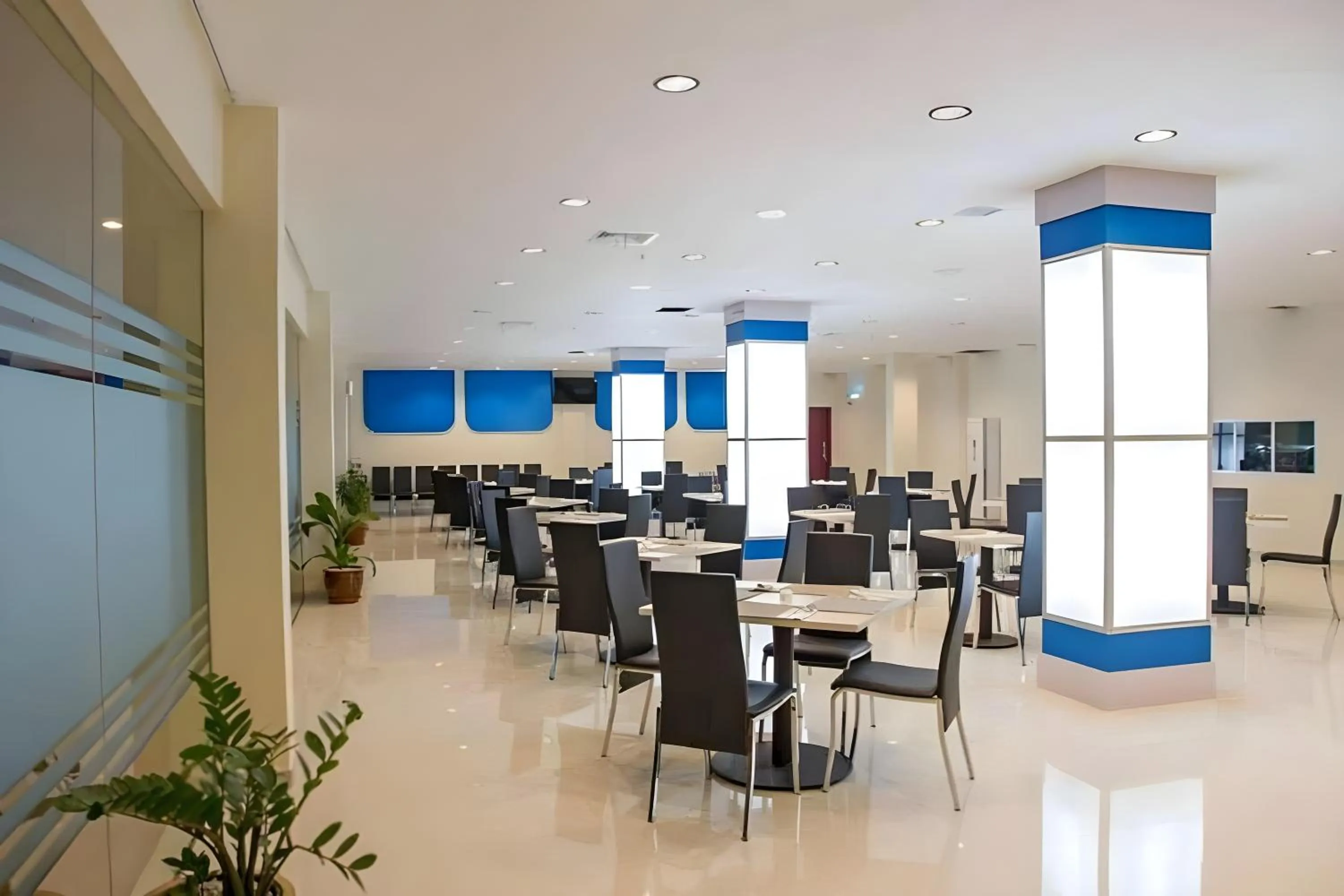 Restaurant/places to eat in D'MERLION HOTEL