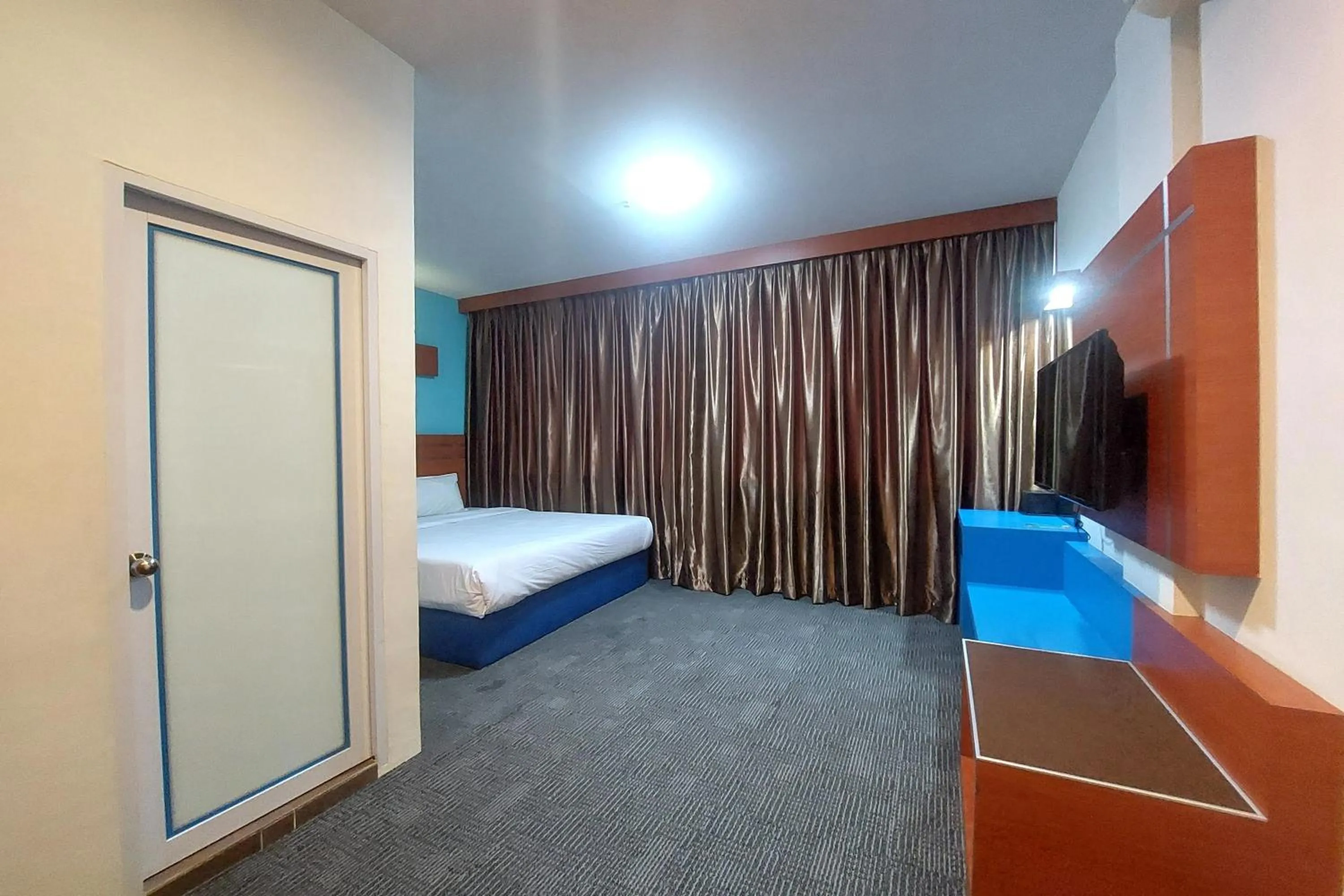 Photo of the whole room in D'MERLION HOTEL