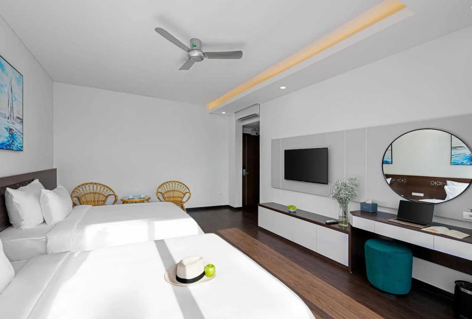 Communal lounge/ TV room, Bed in Hoang Yen Boutique Hotel