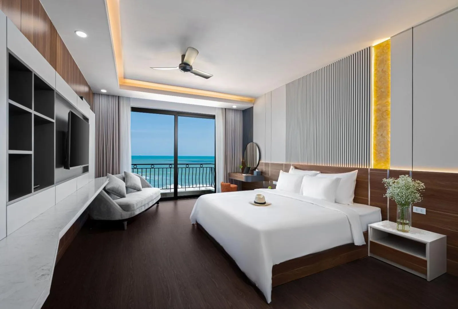 Photo of the whole room, Bed in Hoang Yen Boutique Hotel