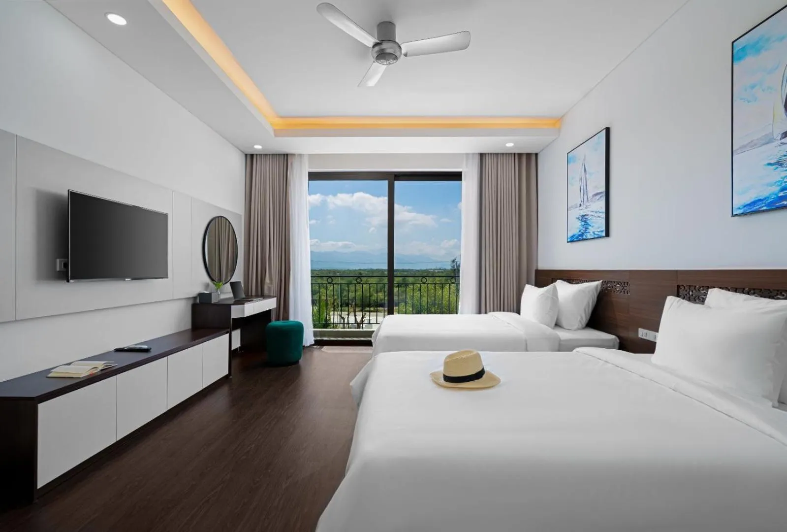 Communal lounge/ TV room, Bed in Hoang Yen Boutique Hotel