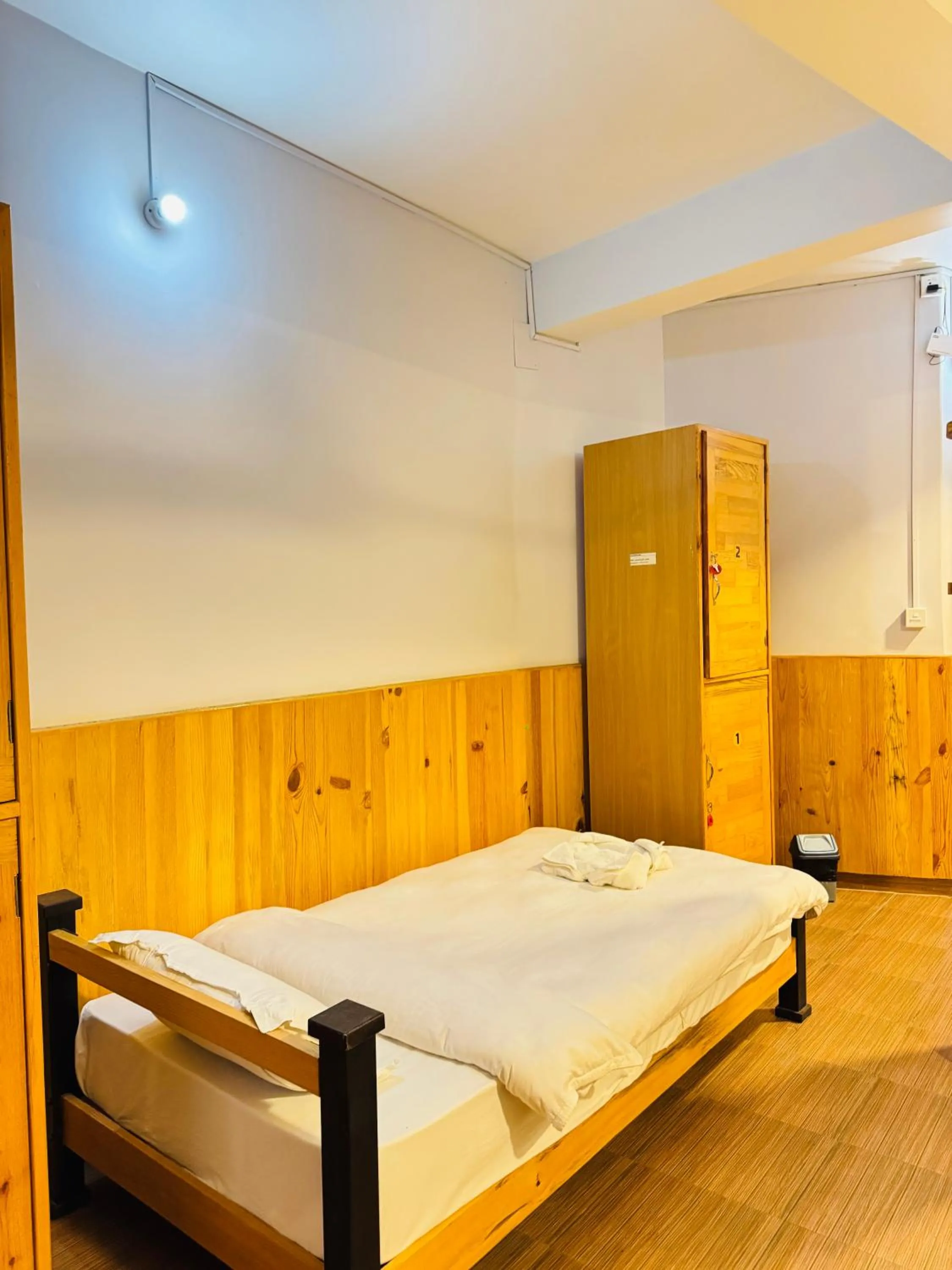 Bedroom, Bed in Roamers Inn
