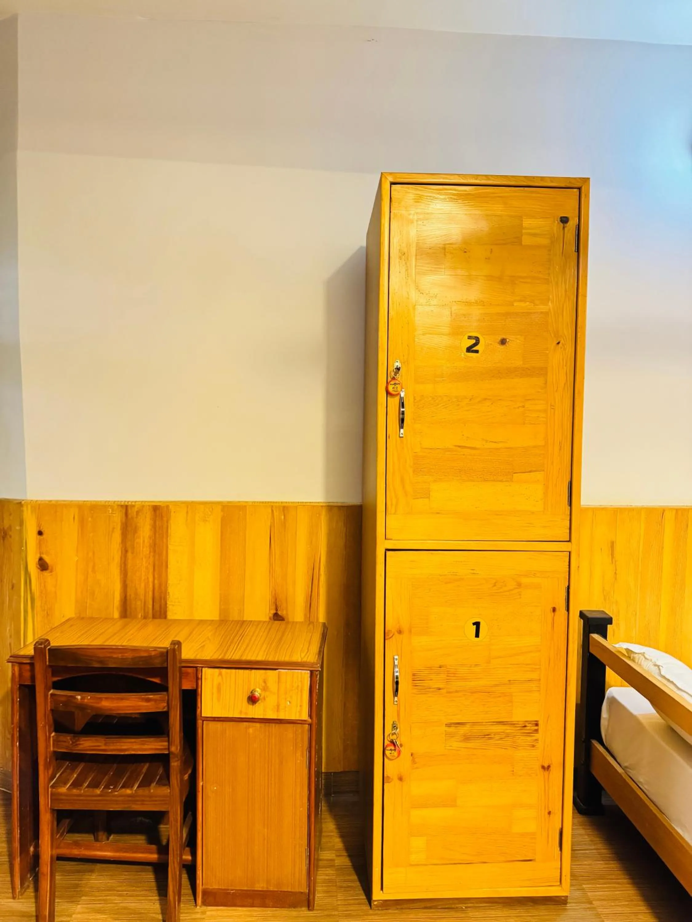 wardrobe, Bed in Roamers Inn