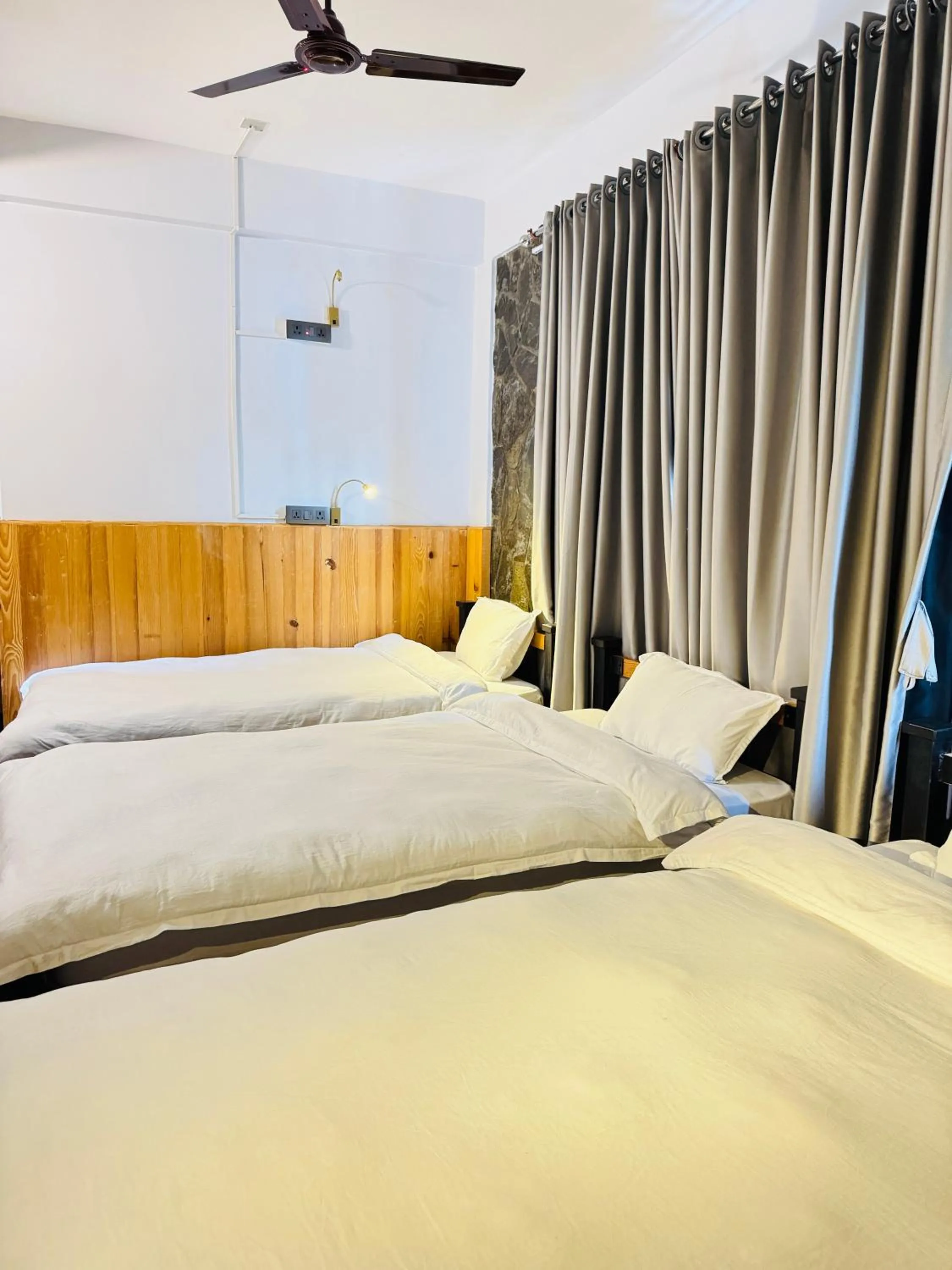 Bedroom, Bed in Roamers Inn