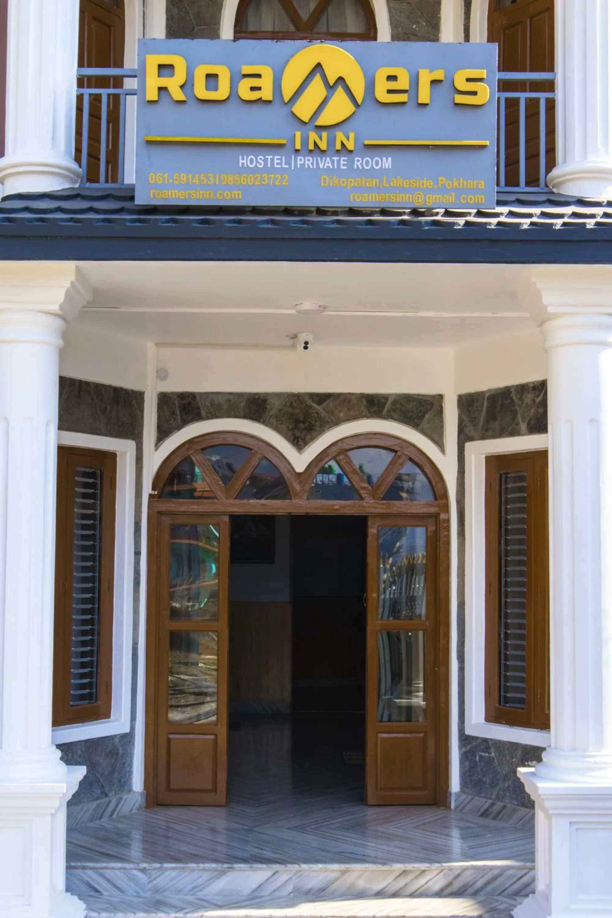 Facade/entrance in Roamers Inn