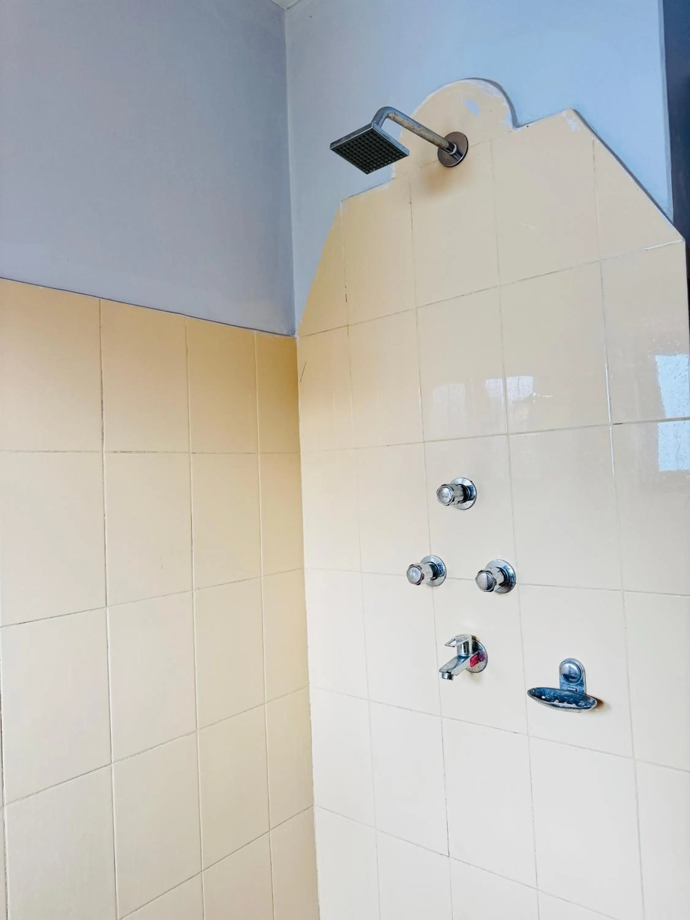 Shower in Roamers Inn