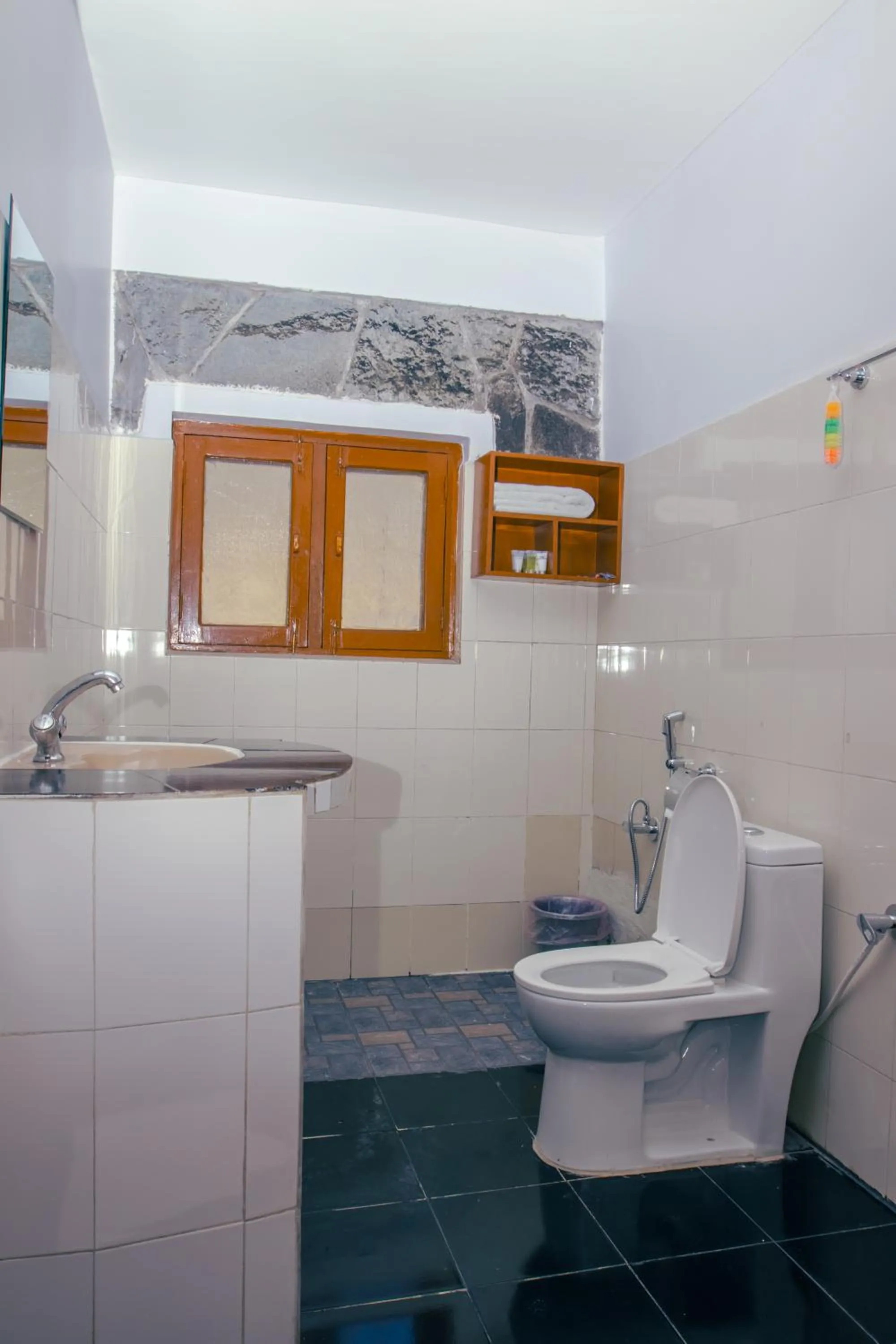 Toilet in Roamers Inn