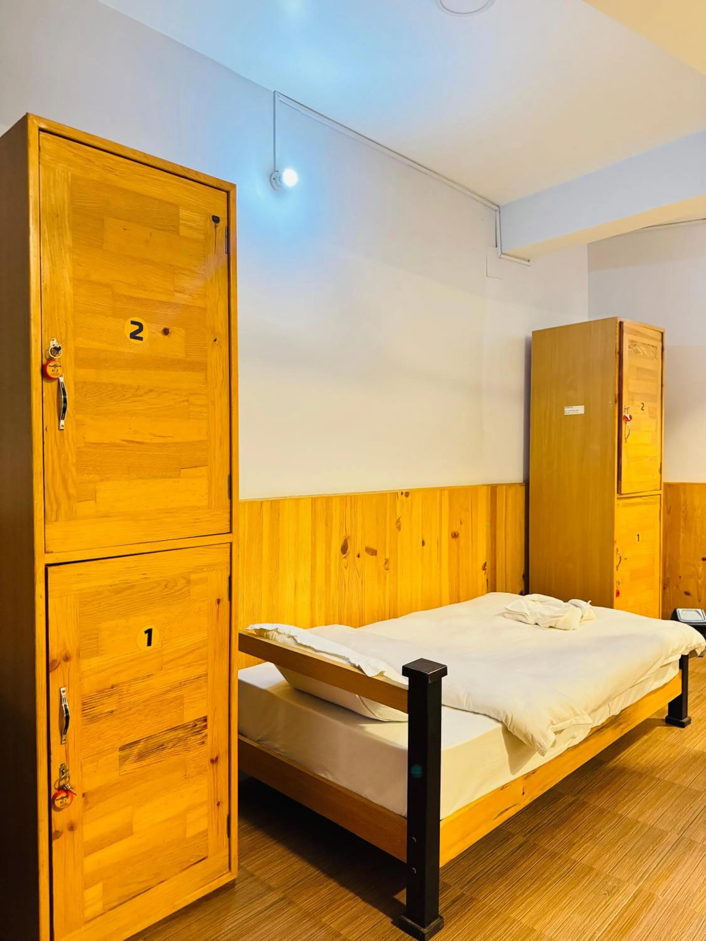 Bedroom, Bed in Roamers Inn