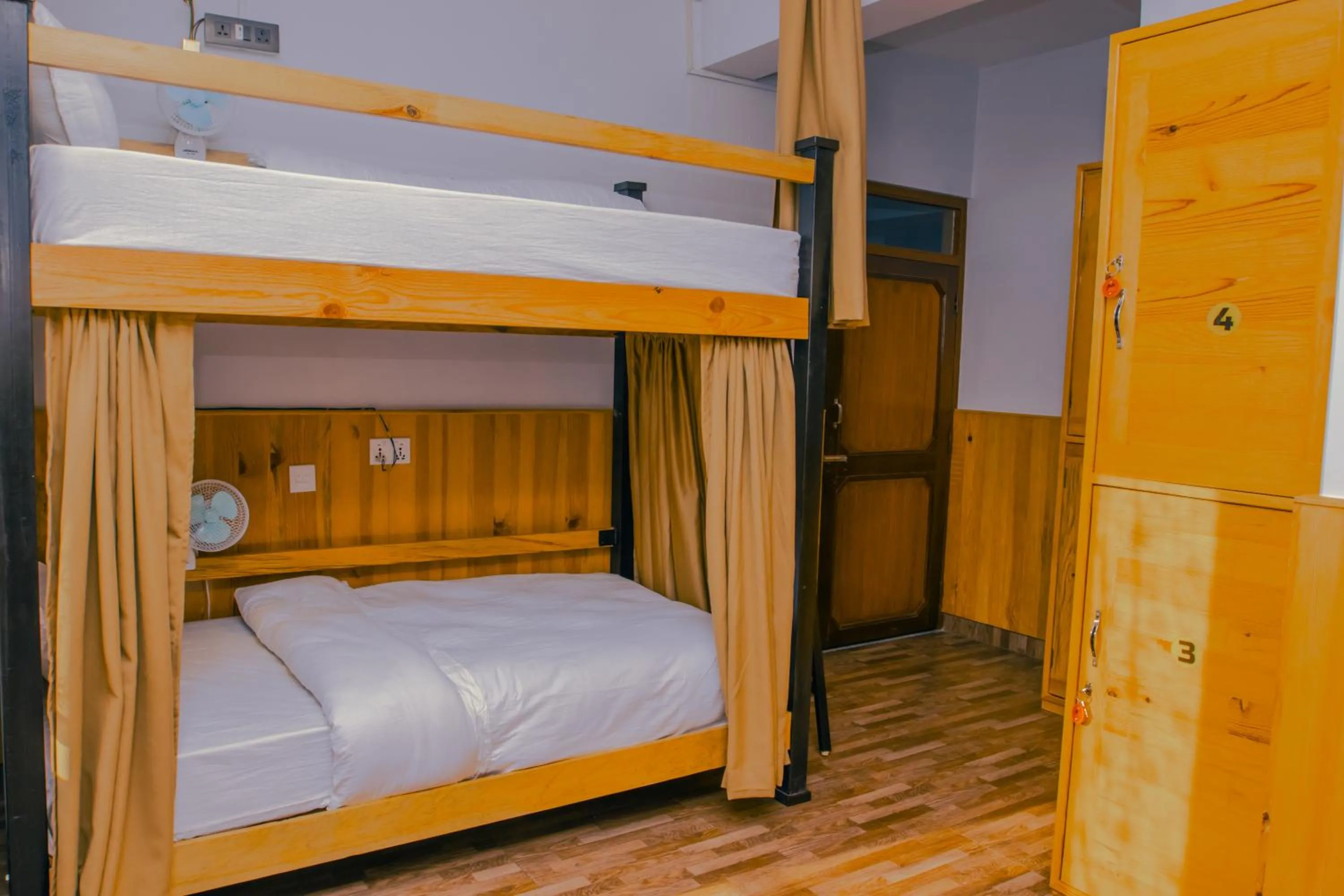Bedroom, Bed in Roamers Inn