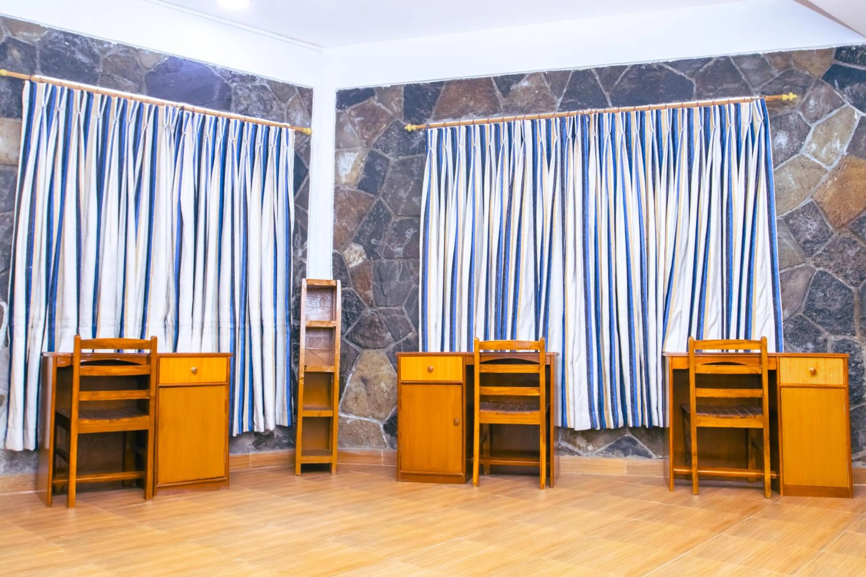 Library in Roamers Inn