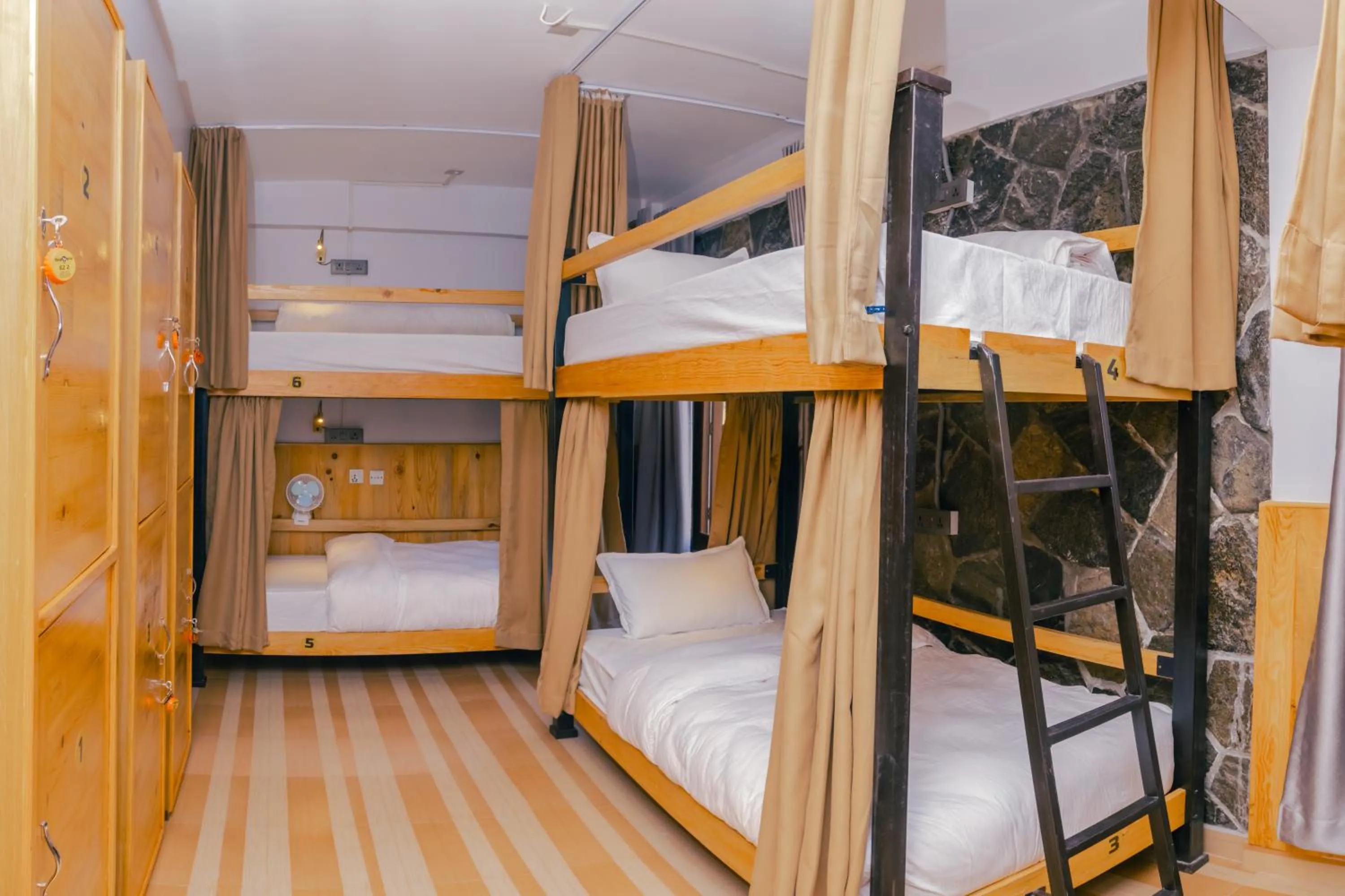 bunk bed, Bed in Roamers Inn