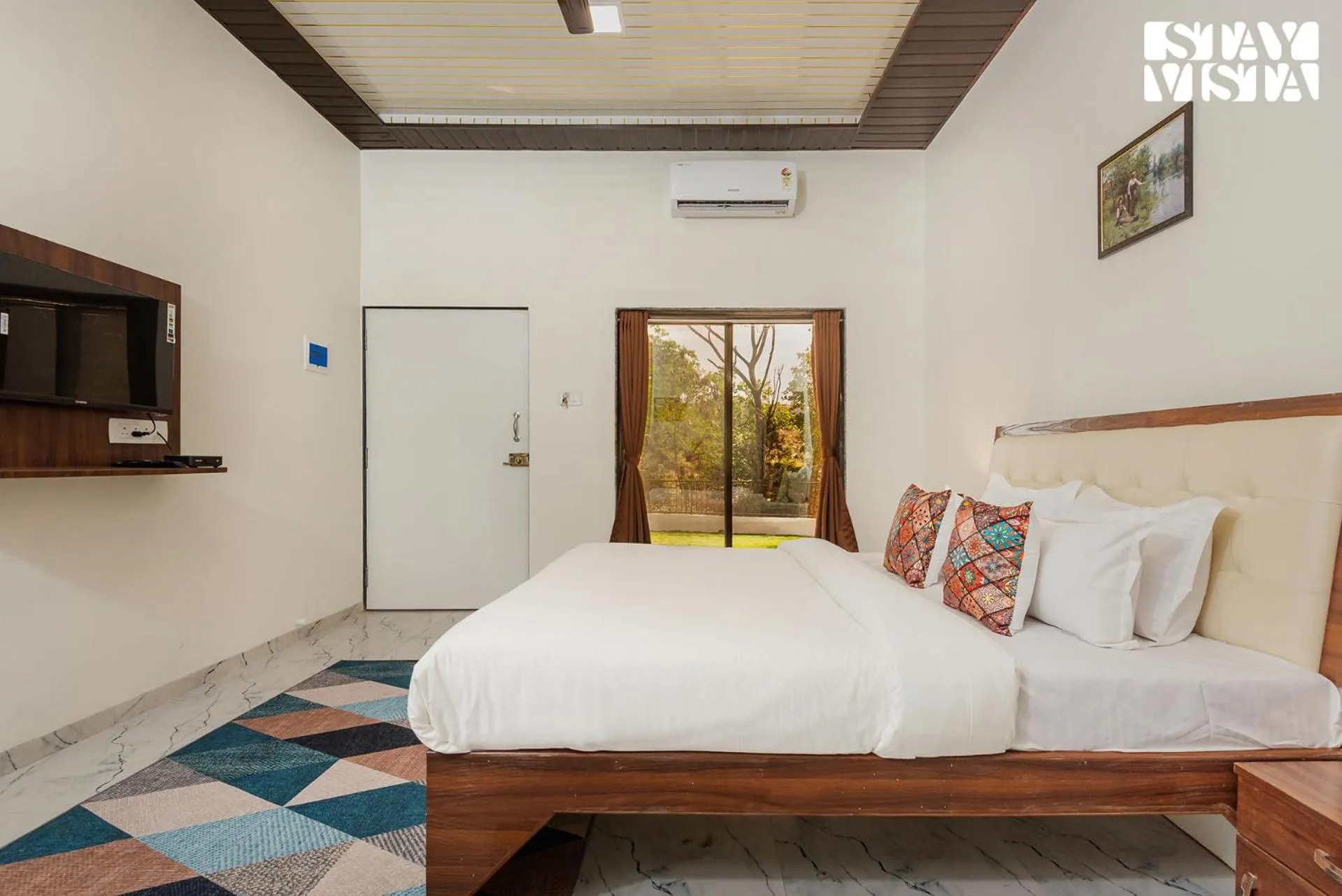 Bedroom, Bed in Mango Splash by VEO - Part of StayVista