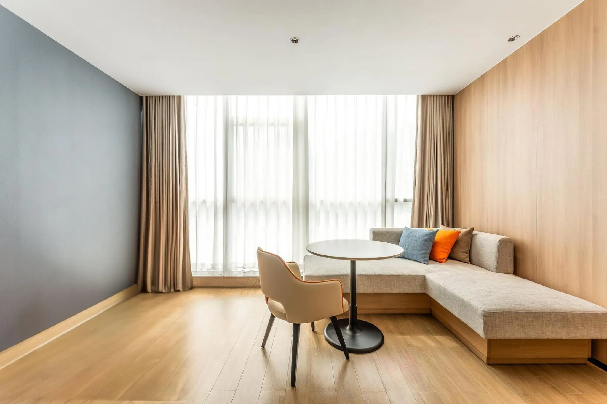 Photo of the whole room, Bed in Holiday Inn Express Binzhou City Center by IHG