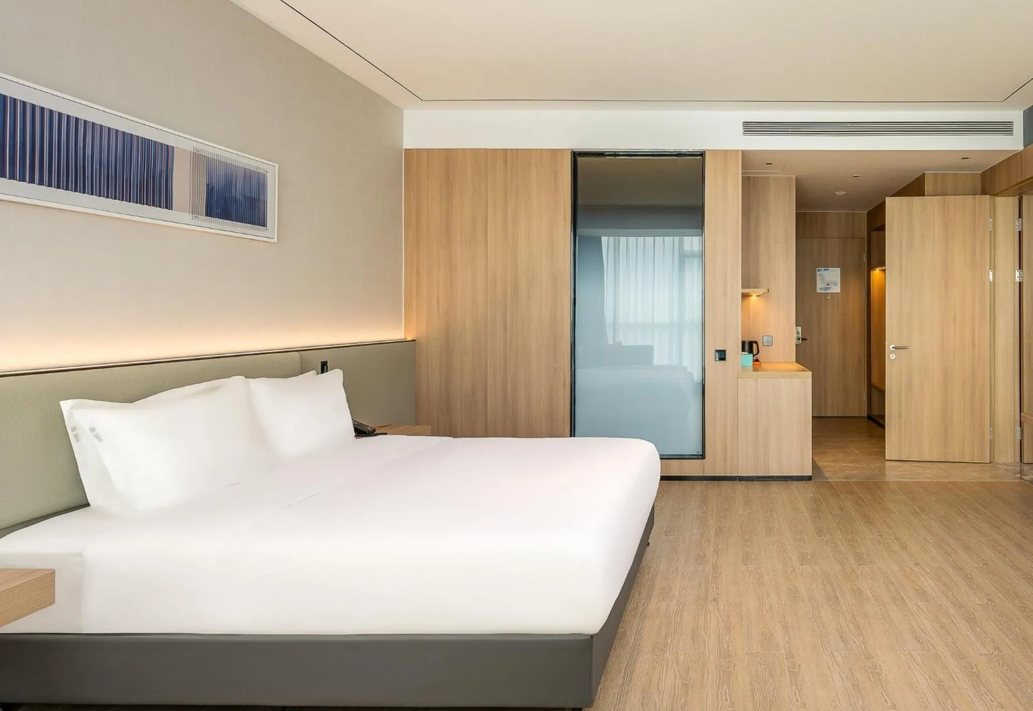 Photo of the whole room, Bed in Holiday Inn Express Binzhou City Center by IHG