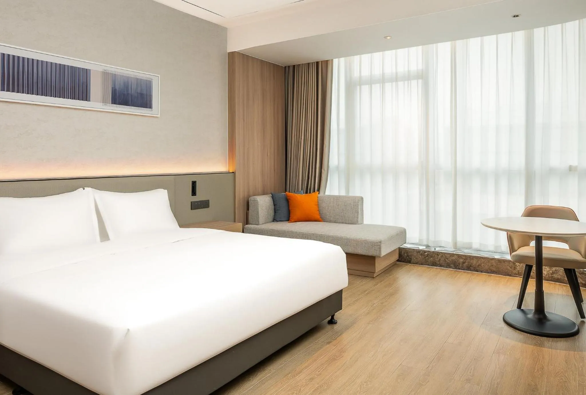 Photo of the whole room, Bed in Holiday Inn Express Binzhou City Center by IHG