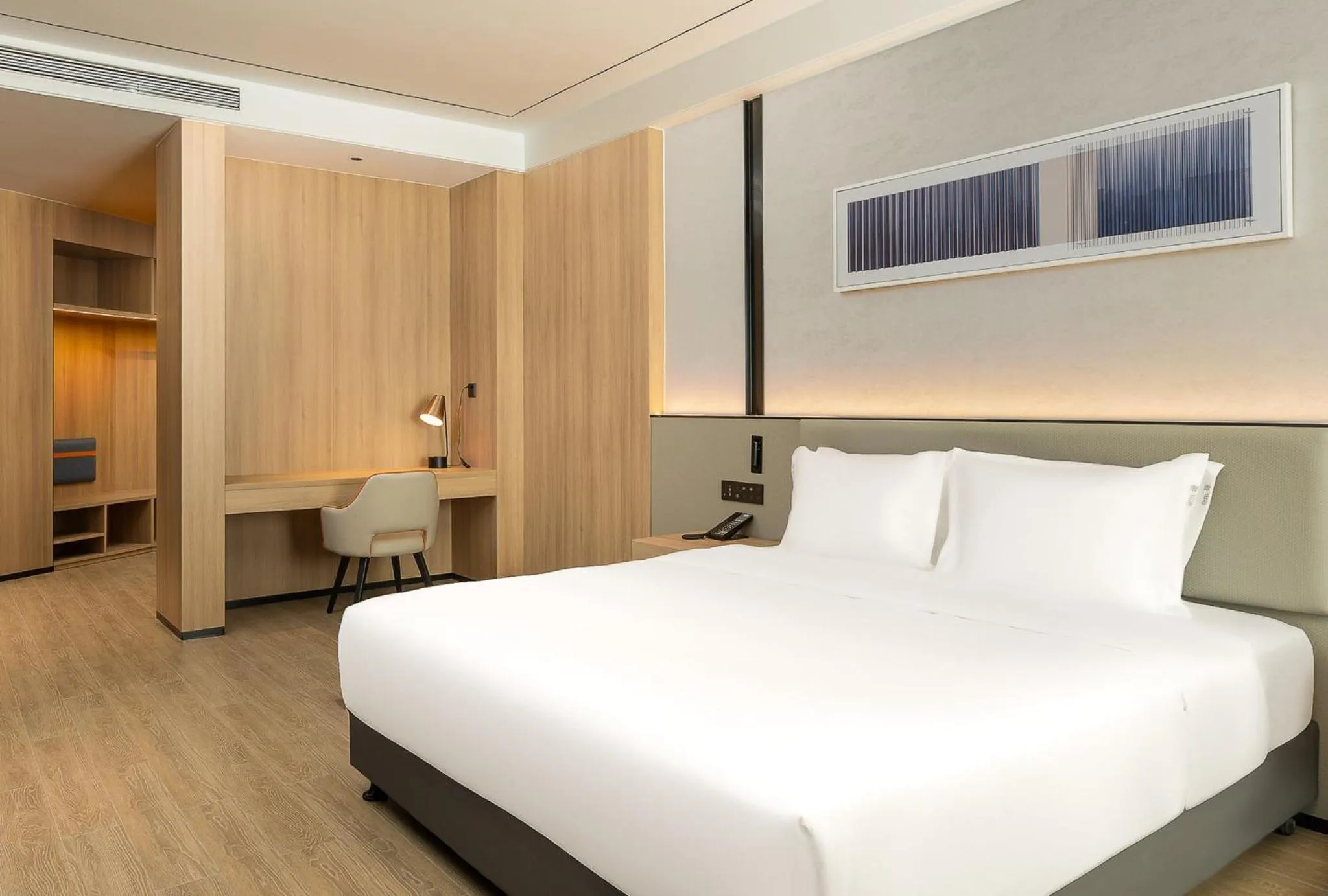 Photo of the whole room, Bed in Holiday Inn Express Binzhou City Center by IHG