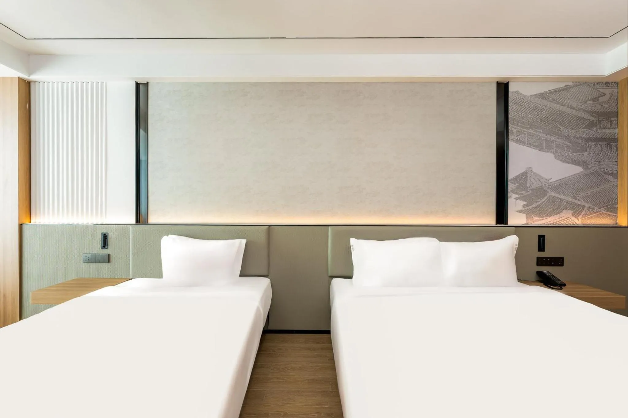 Photo of the whole room, Bed in Holiday Inn Express Binzhou City Center by IHG