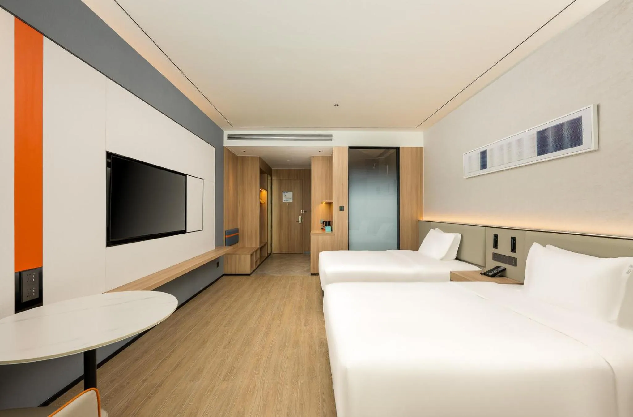 Photo of the whole room, Bed in Holiday Inn Express Binzhou City Center by IHG