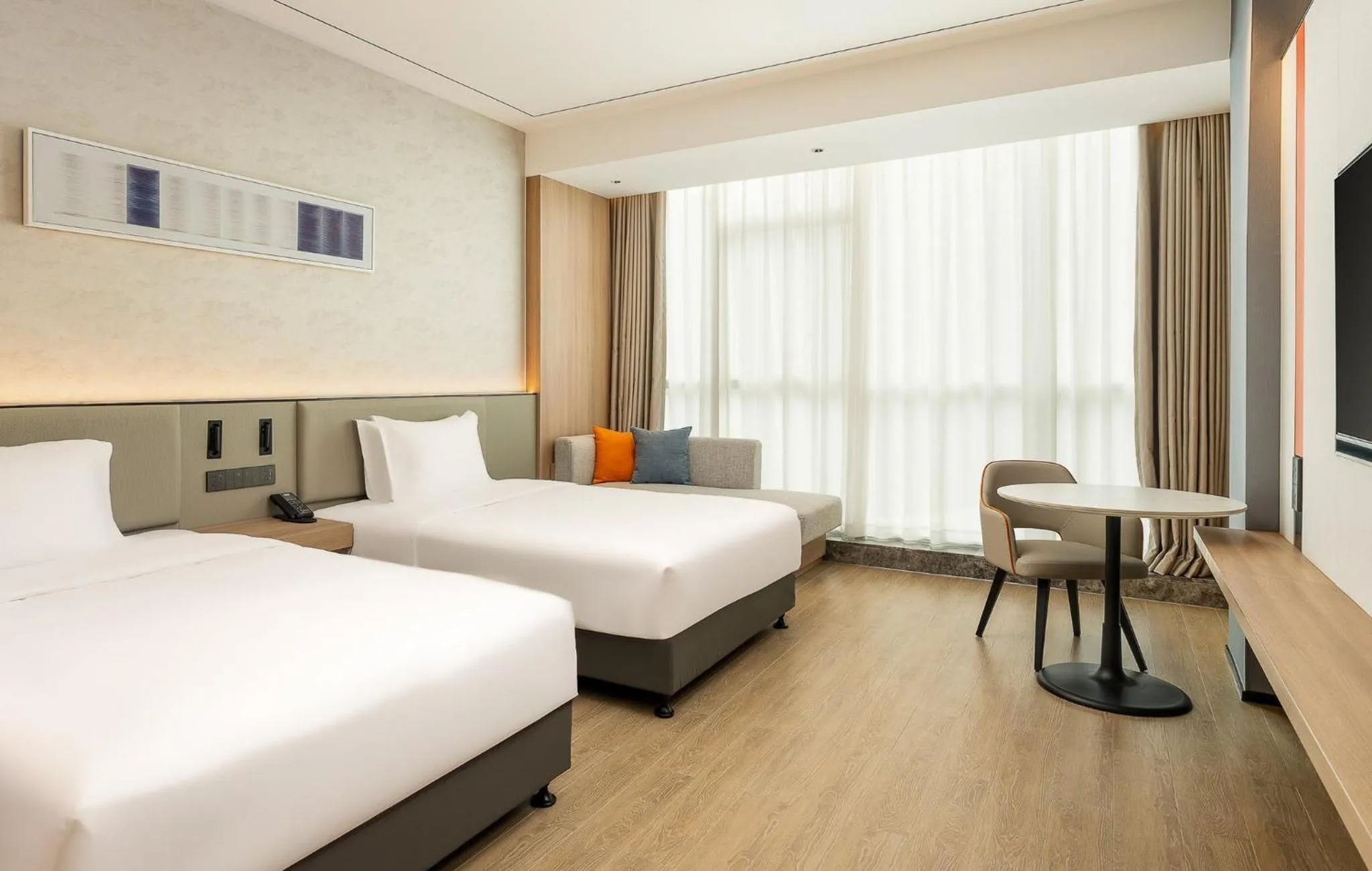 Photo of the whole room, Bed in Holiday Inn Express Binzhou City Center by IHG
