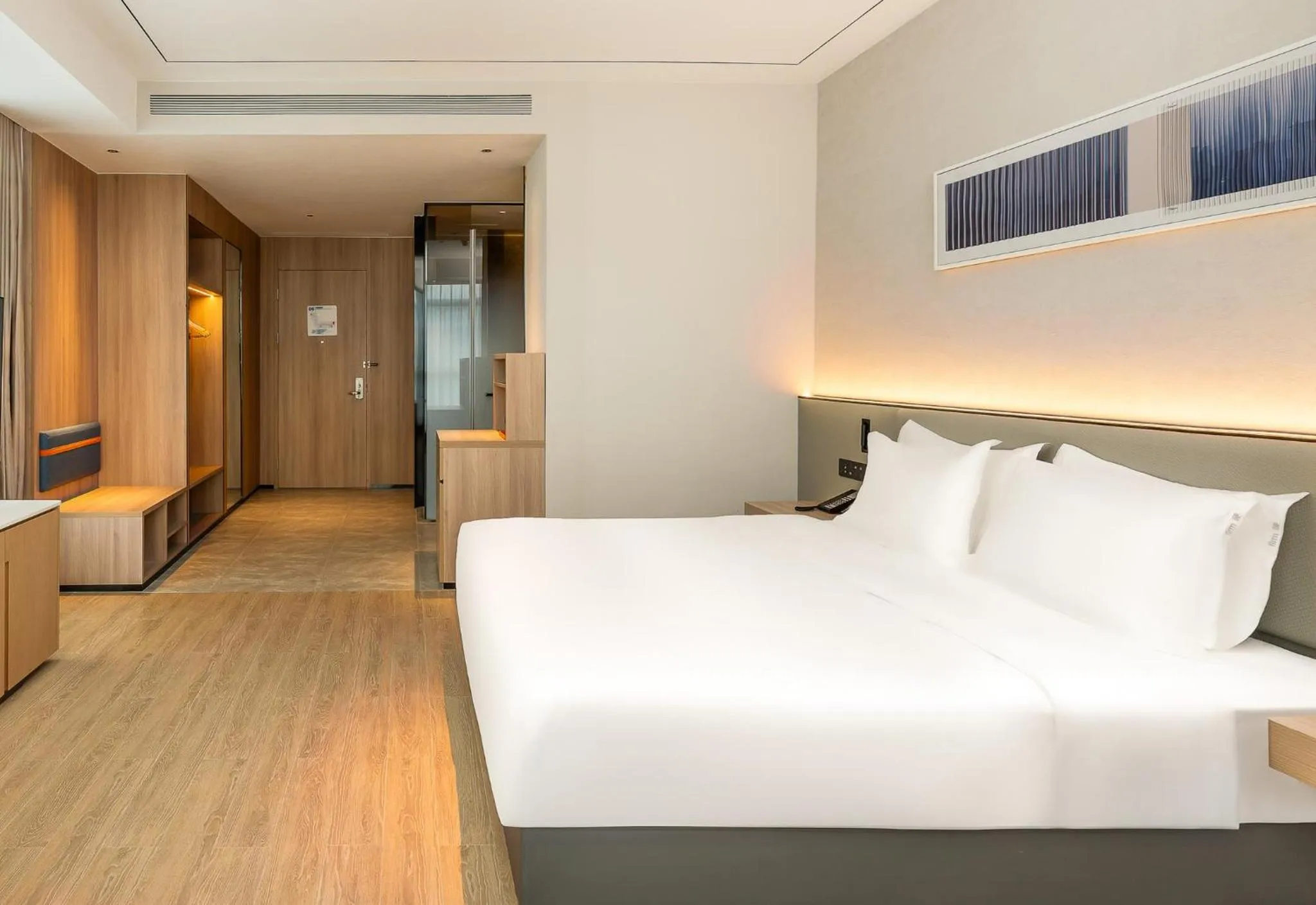 Photo of the whole room, Bed in Holiday Inn Express Binzhou City Center by IHG