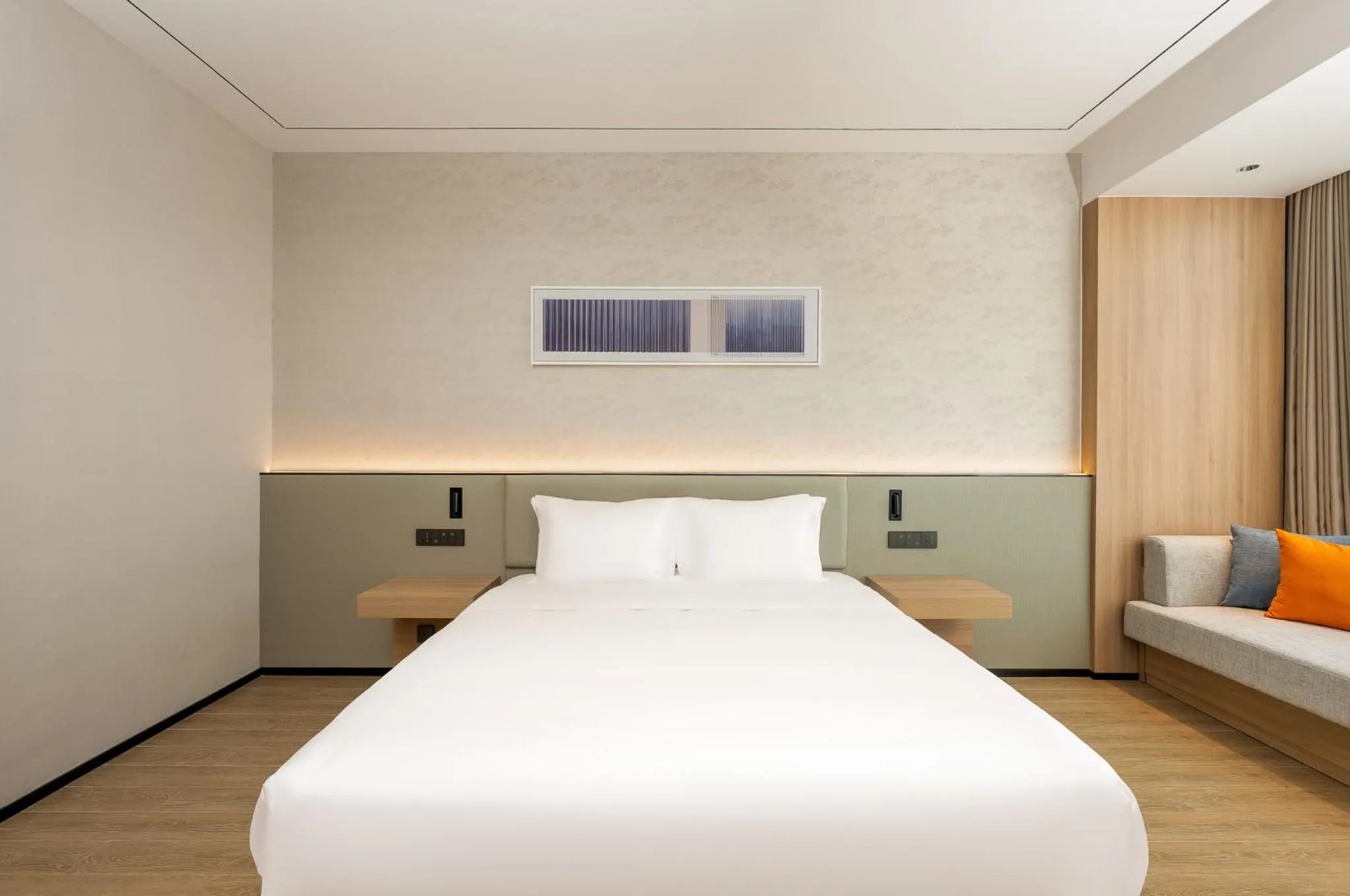 Photo of the whole room, Bed in Holiday Inn Express Binzhou City Center by IHG