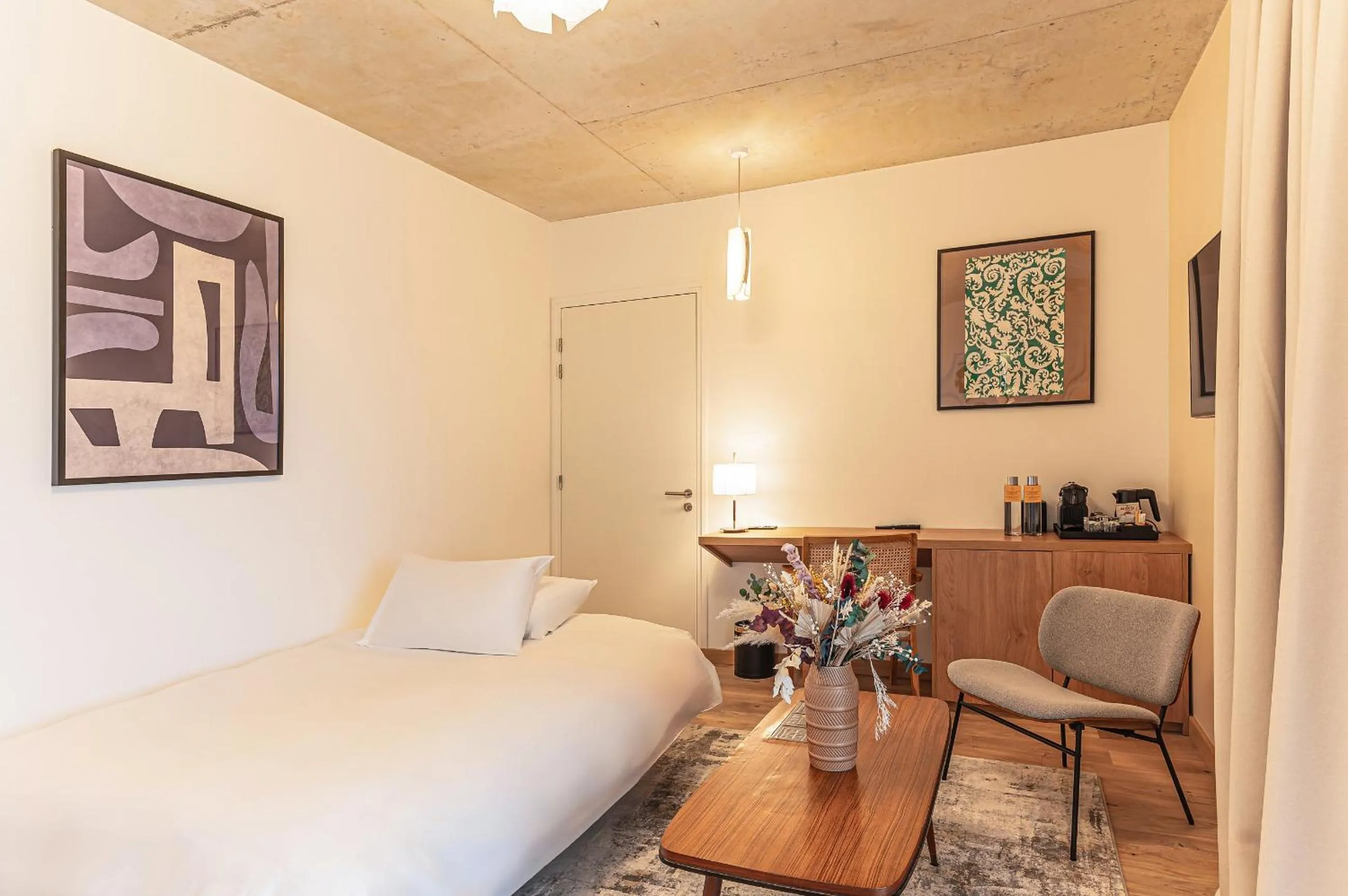 Photo of the whole room, Bed in voco Beaune , Cité des Vins by IHG