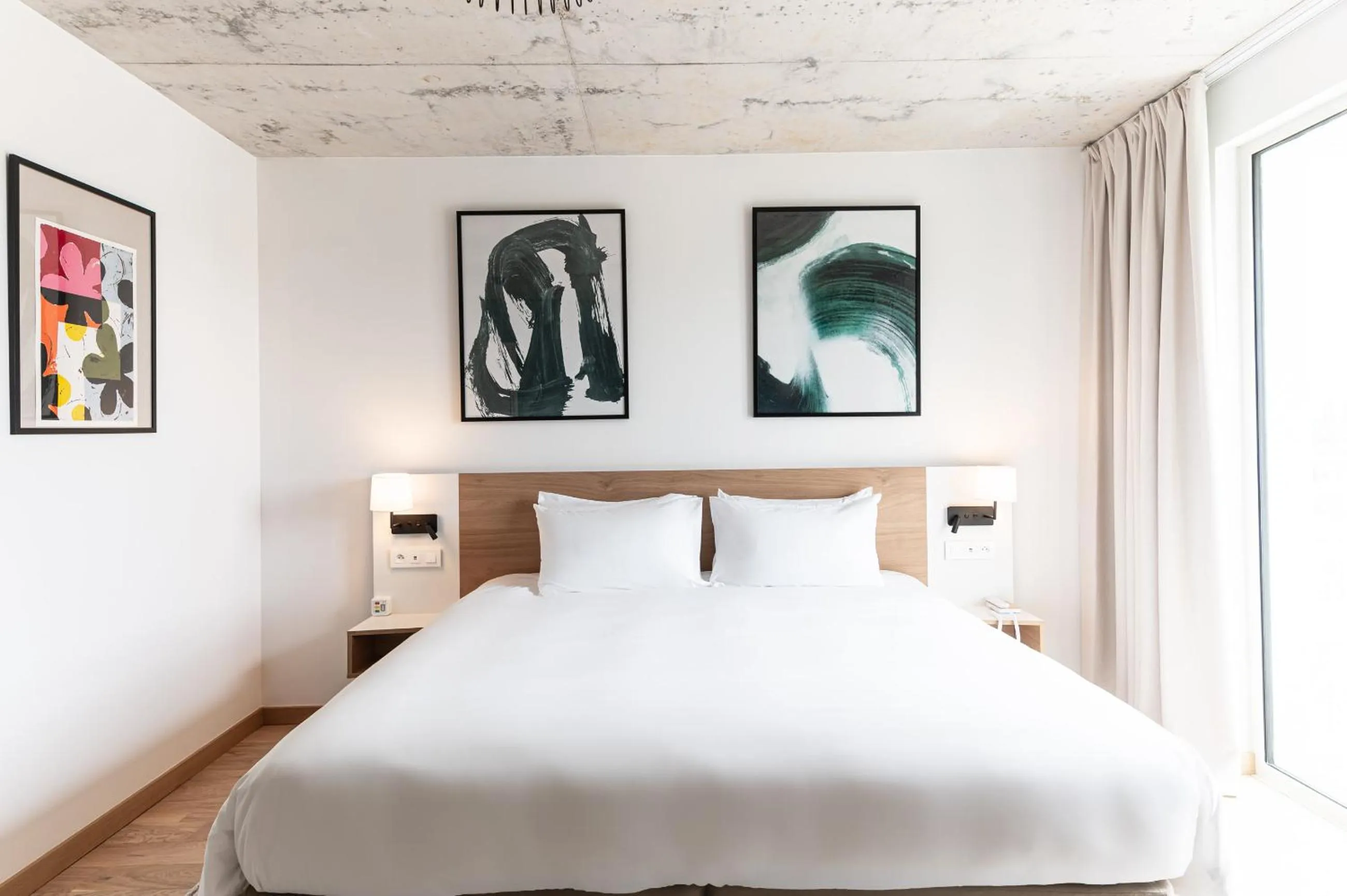 Photo of the whole room, Bed in voco Beaune , Cité des Vins by IHG