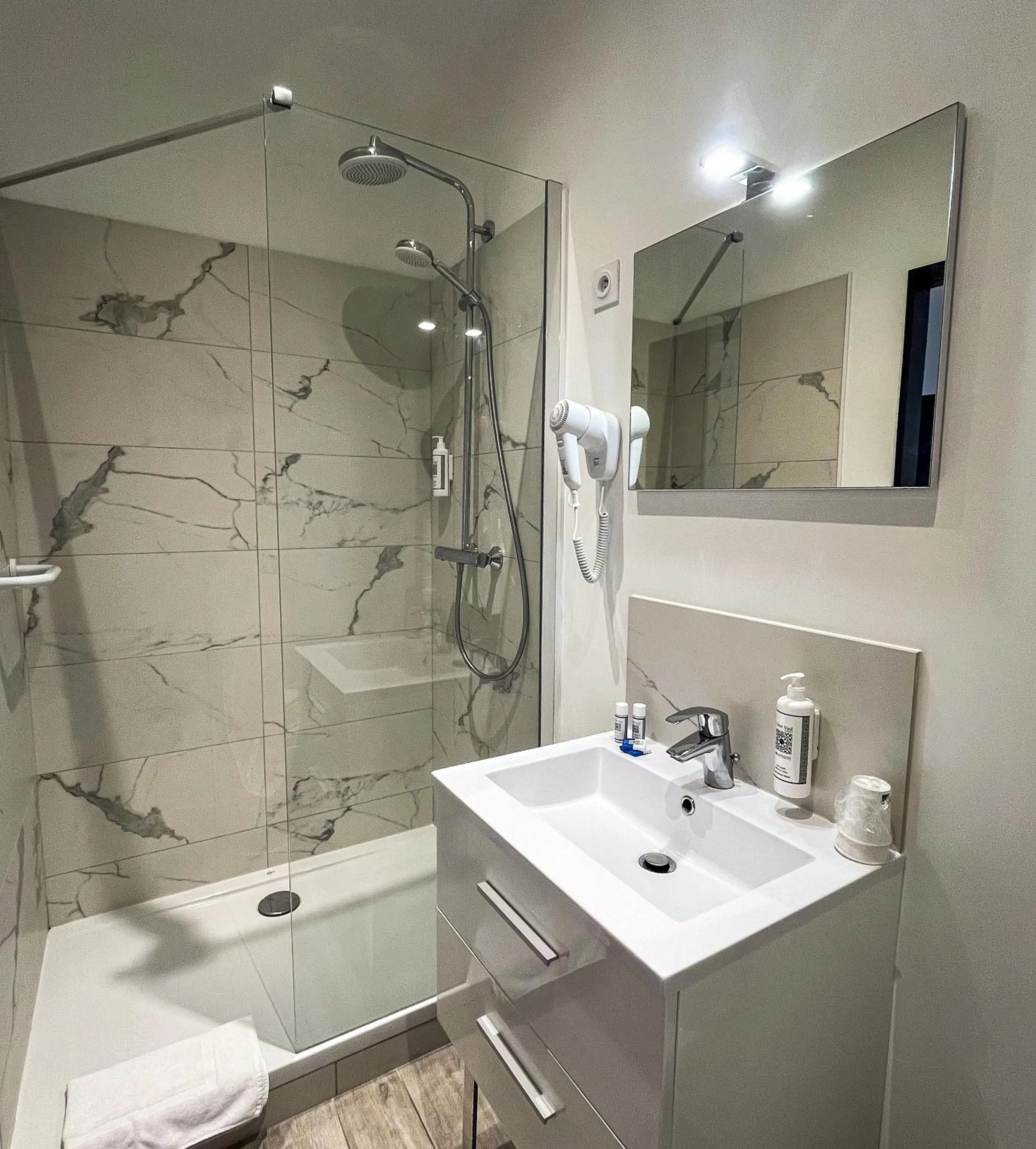 LE CENTRAL HOTEL BAR RESTAURANT