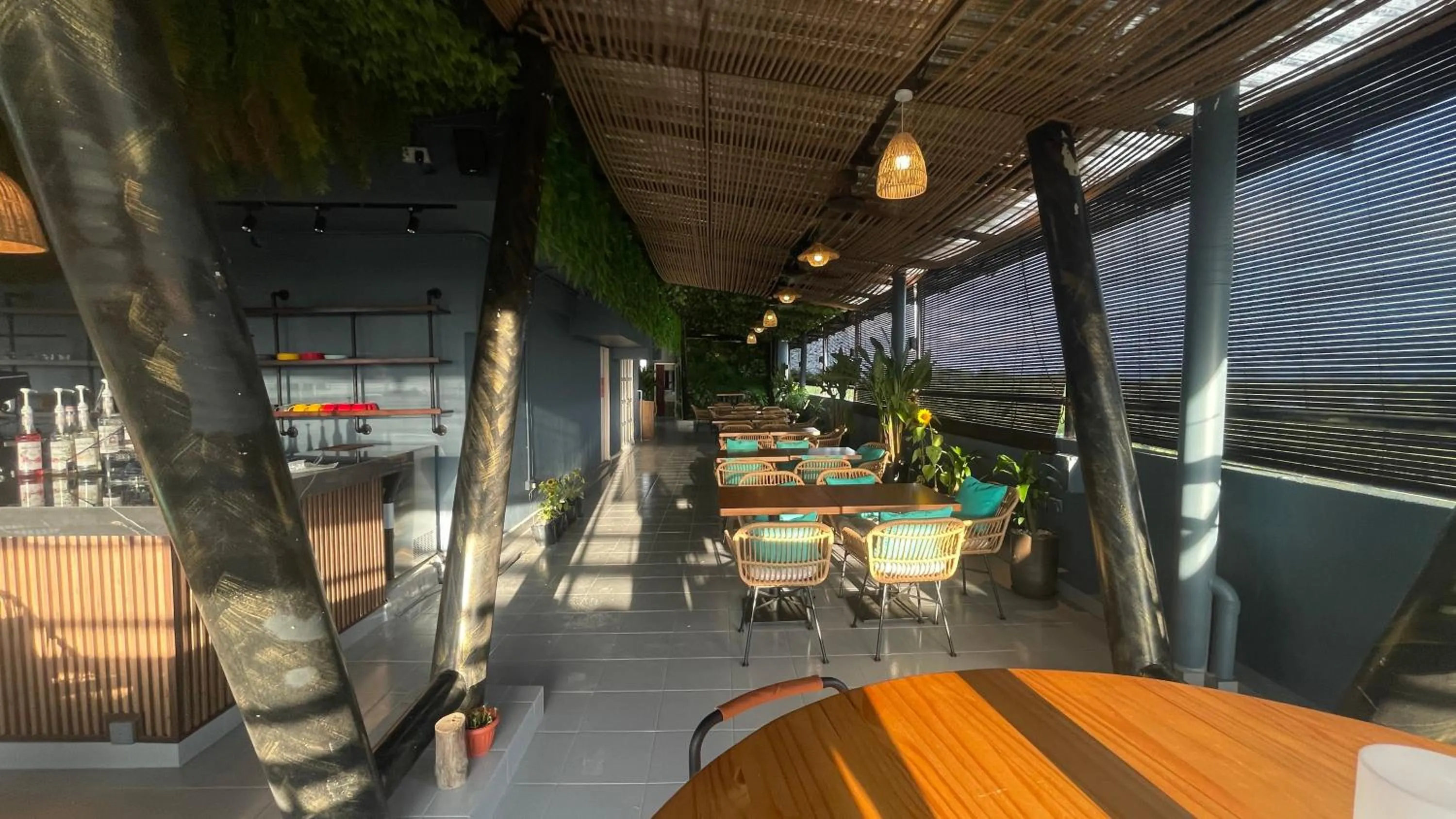 Restaurant/places to eat in Sunflower World Hotel