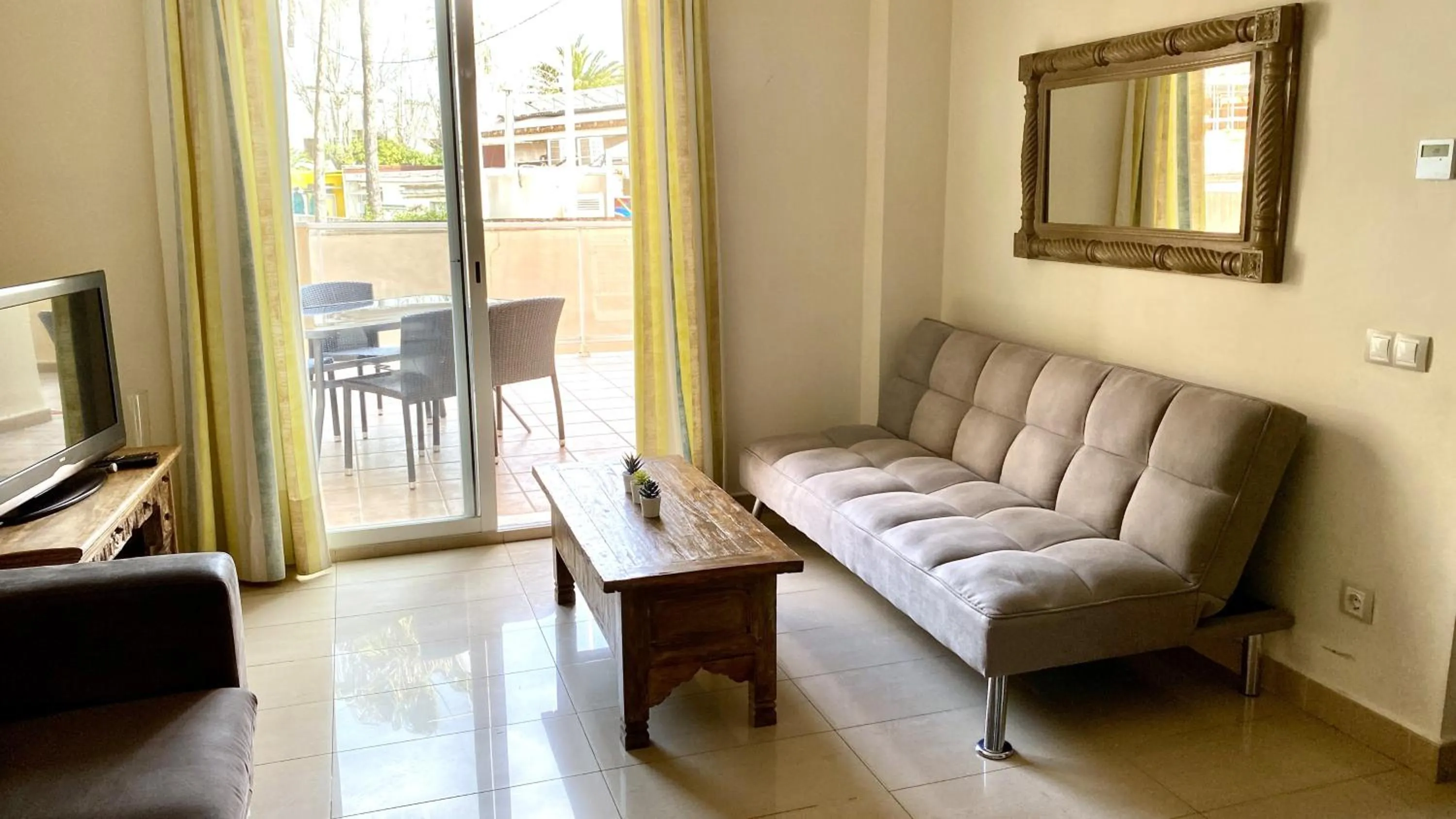 Communal lounge/ TV room in Apartamentos Carlton VyB