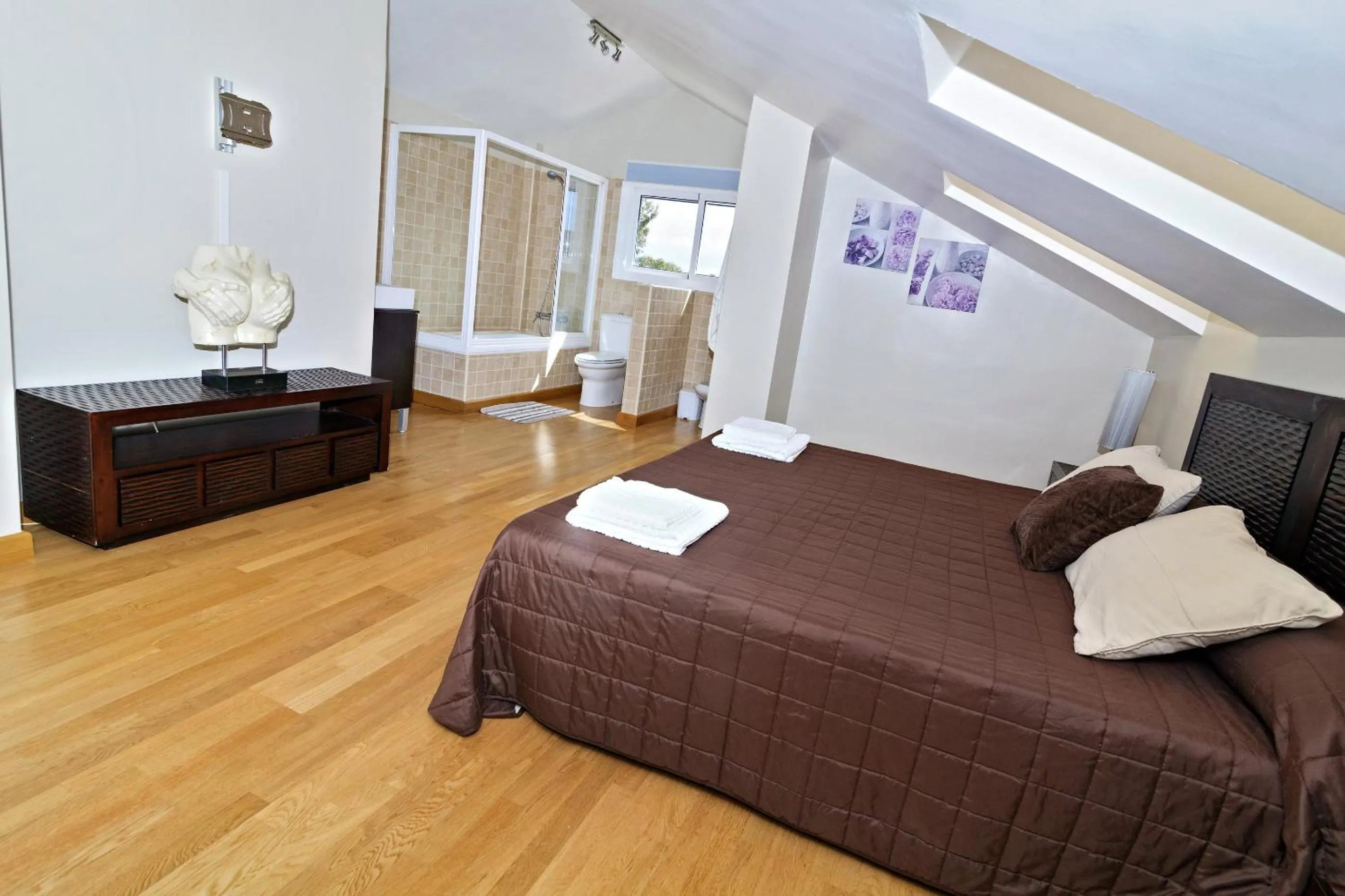 Photo of the whole room, Bed in Apartamentos Carlton VyB