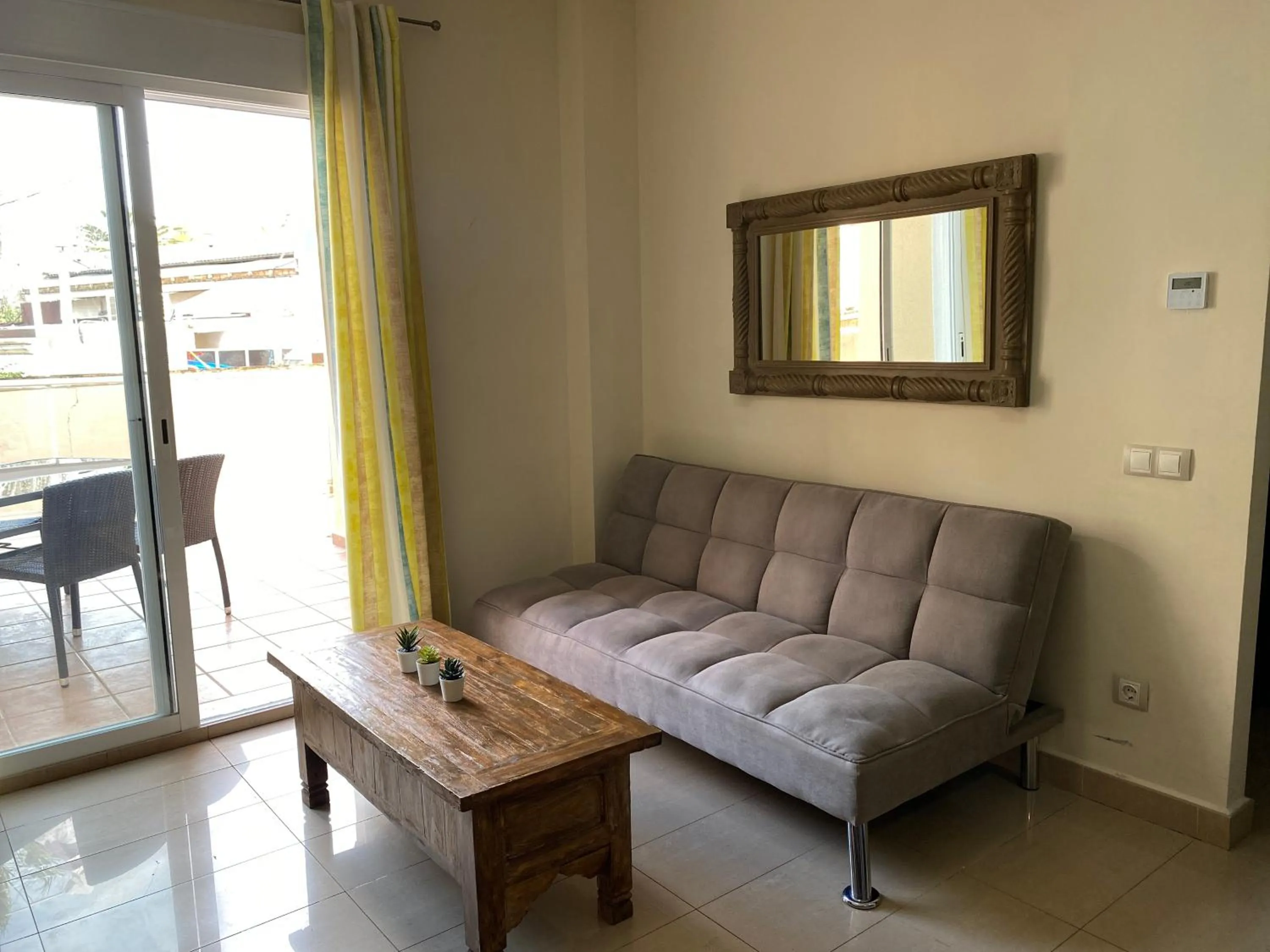 Communal lounge/ TV room in Apartamentos Carlton VyB