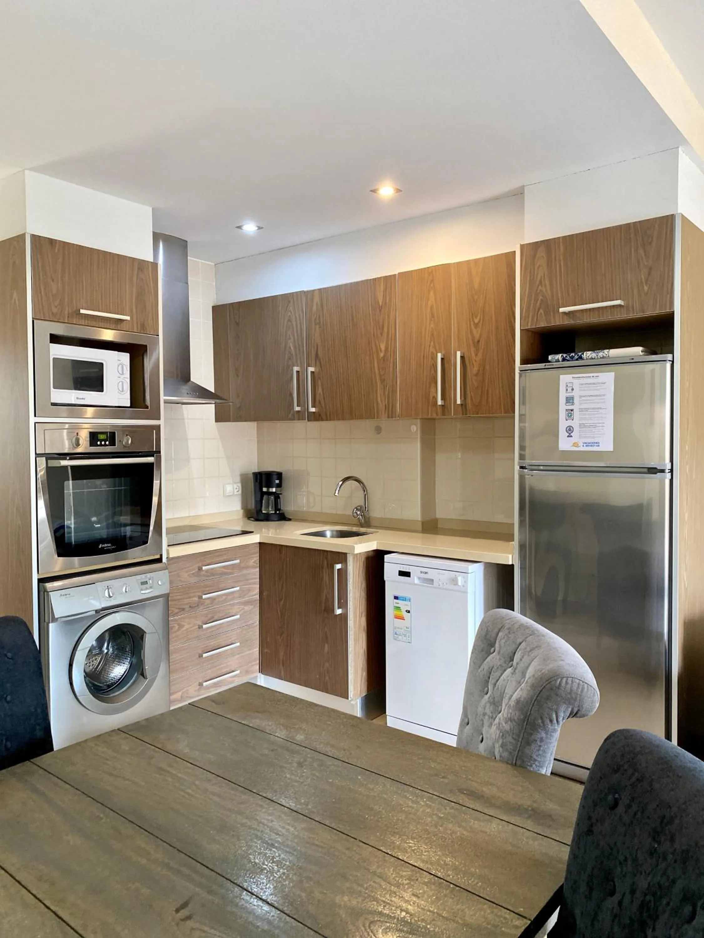Kitchen or kitchenette in Apartamentos Carlton VyB