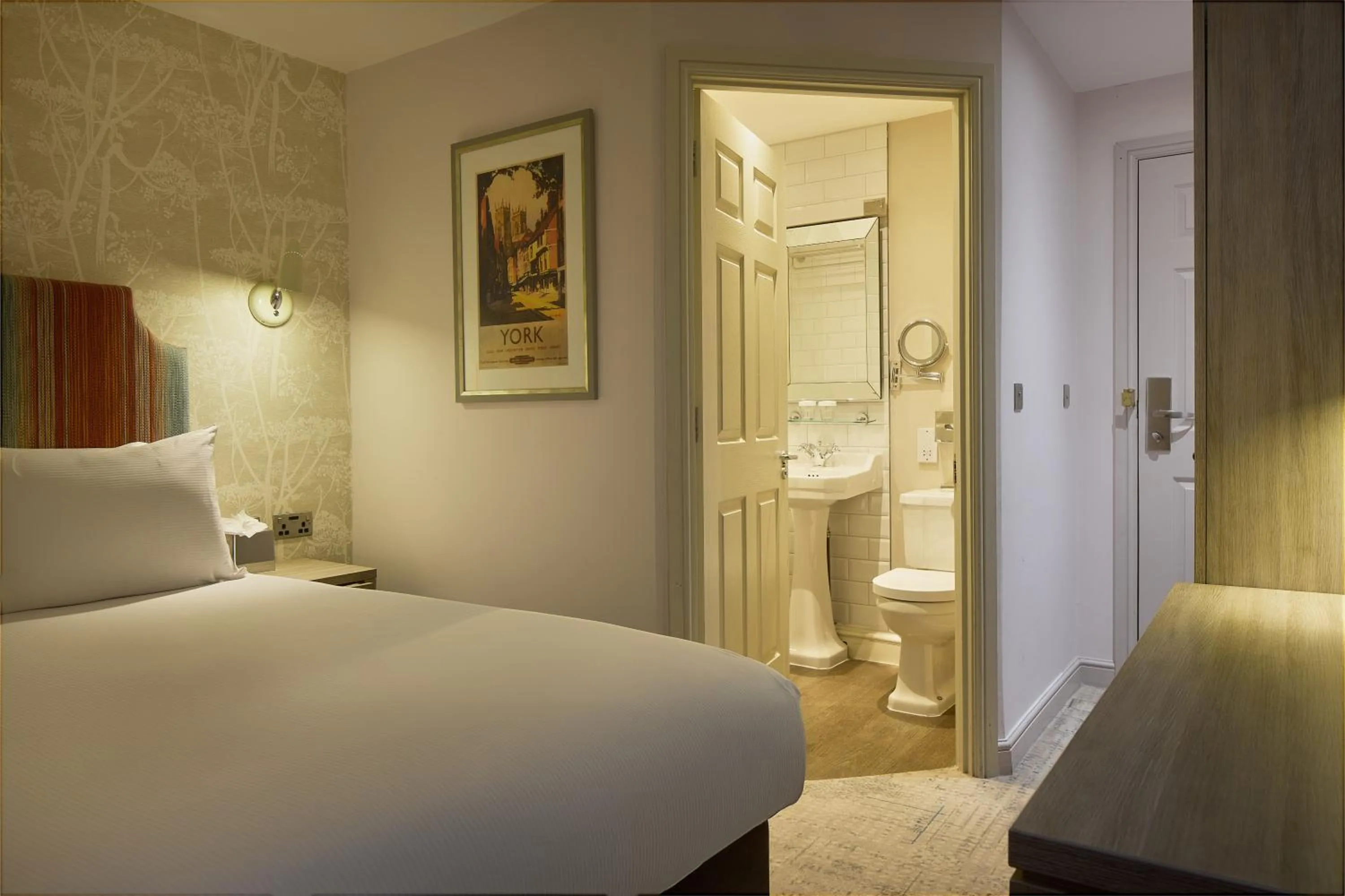 Photo of the whole room, Bed in DoubleTree by Hilton York