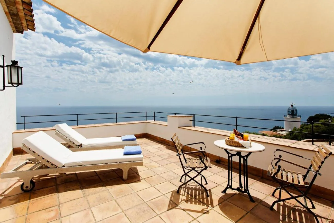 Day in El Far Hotel Restaurant