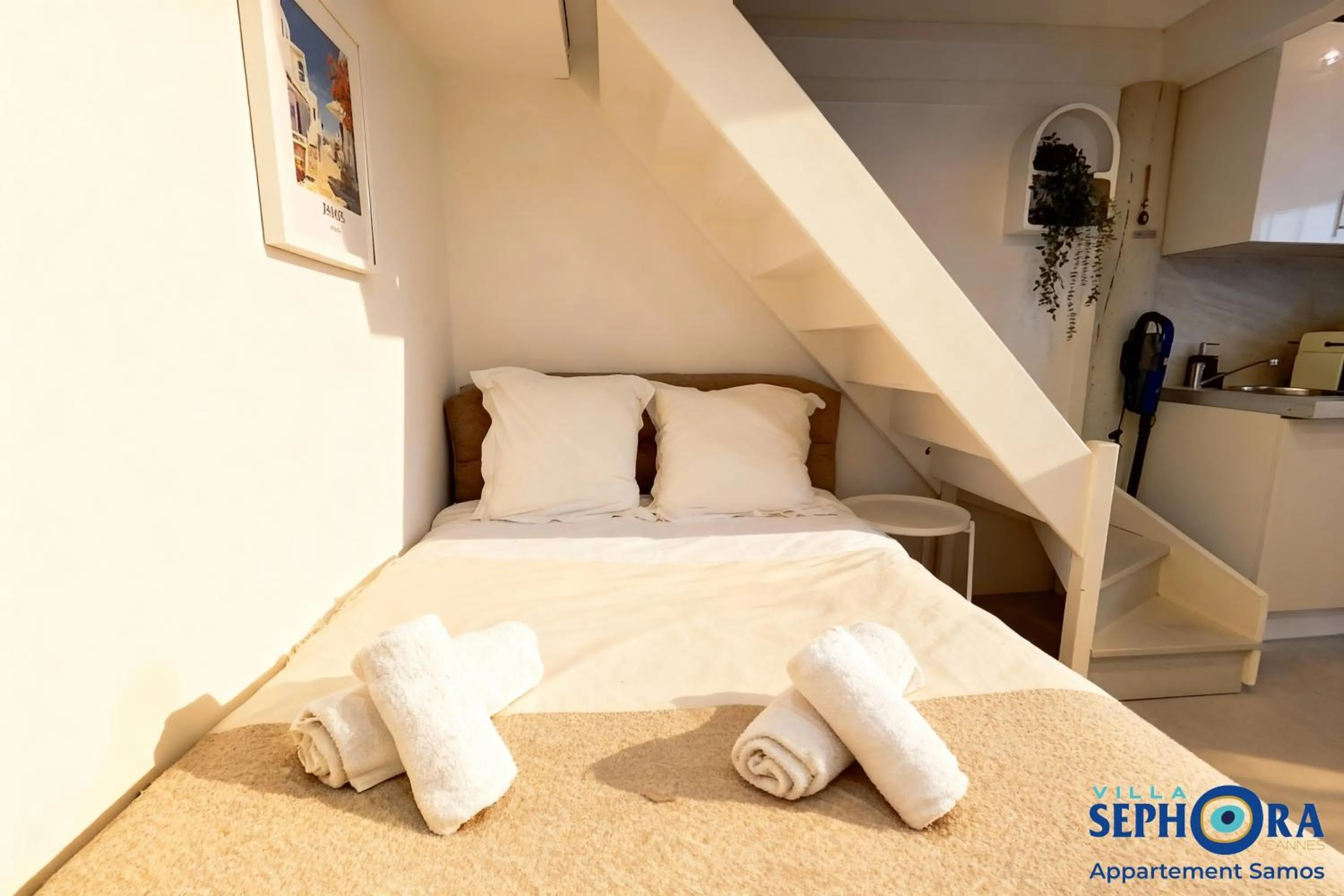 Bed in VILLA SEPHORA CANNES