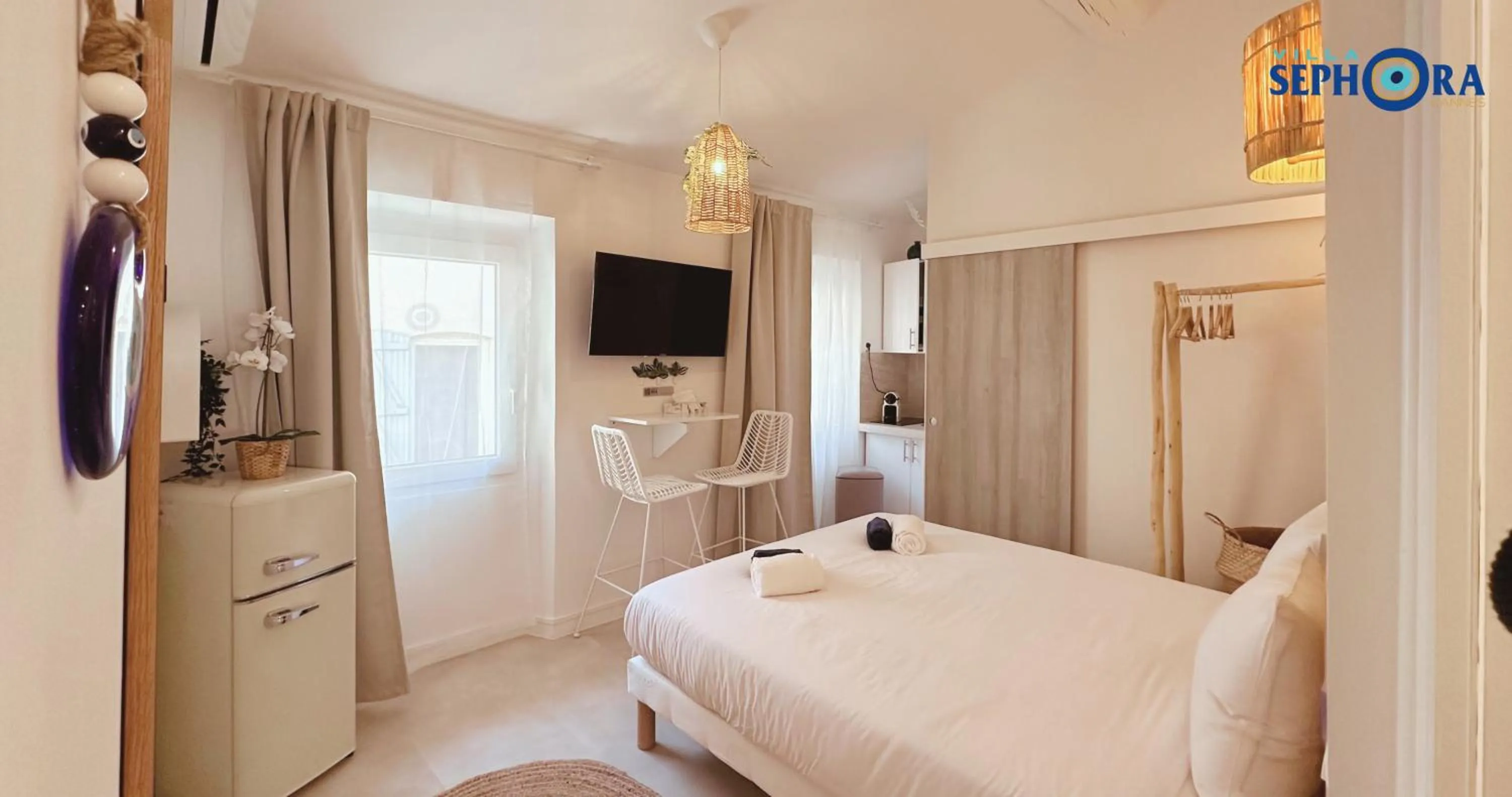 Bed in VILLA SEPHORA CANNES