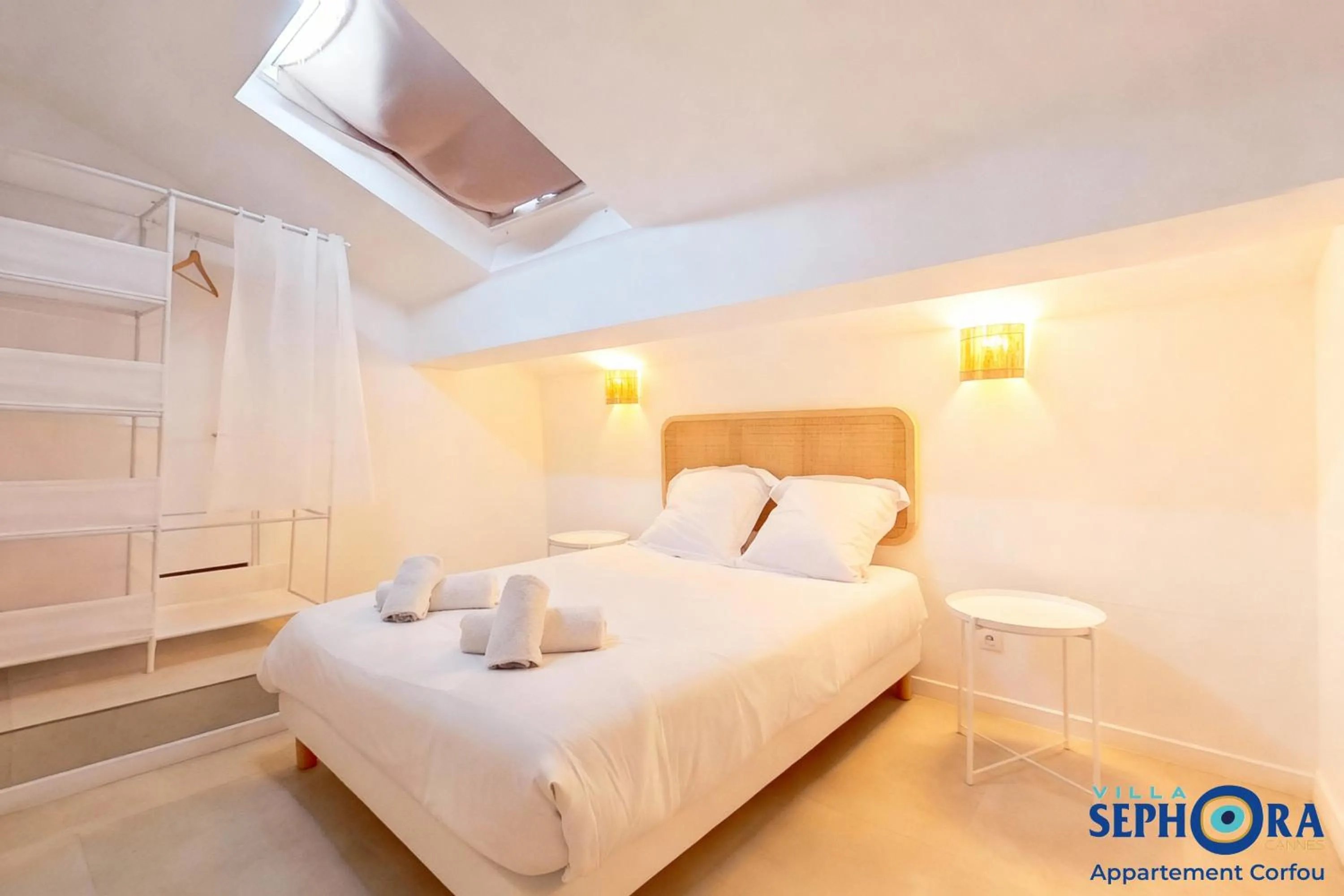 Bed in VILLA SEPHORA CANNES