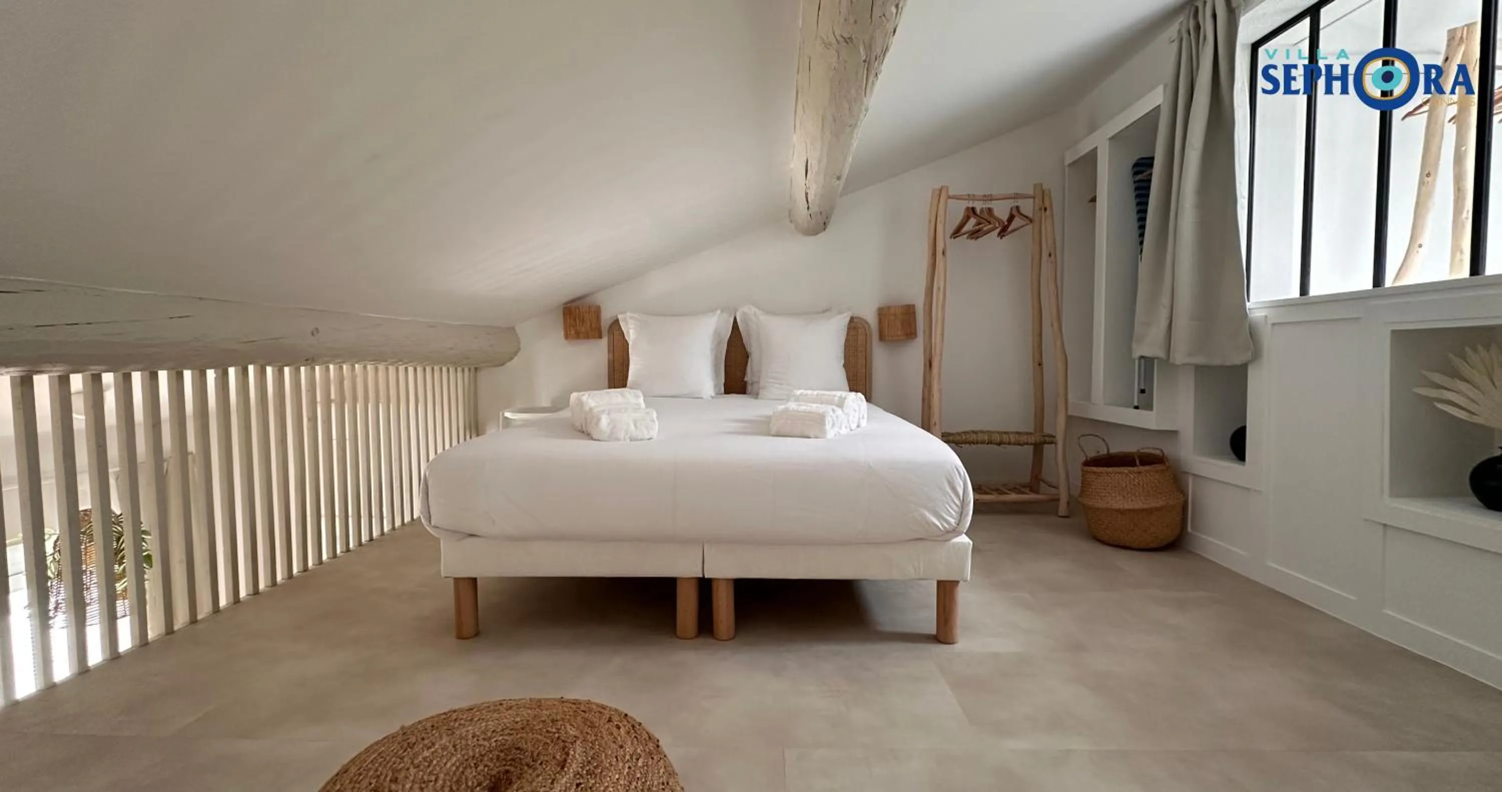 Bed in VILLA SEPHORA CANNES