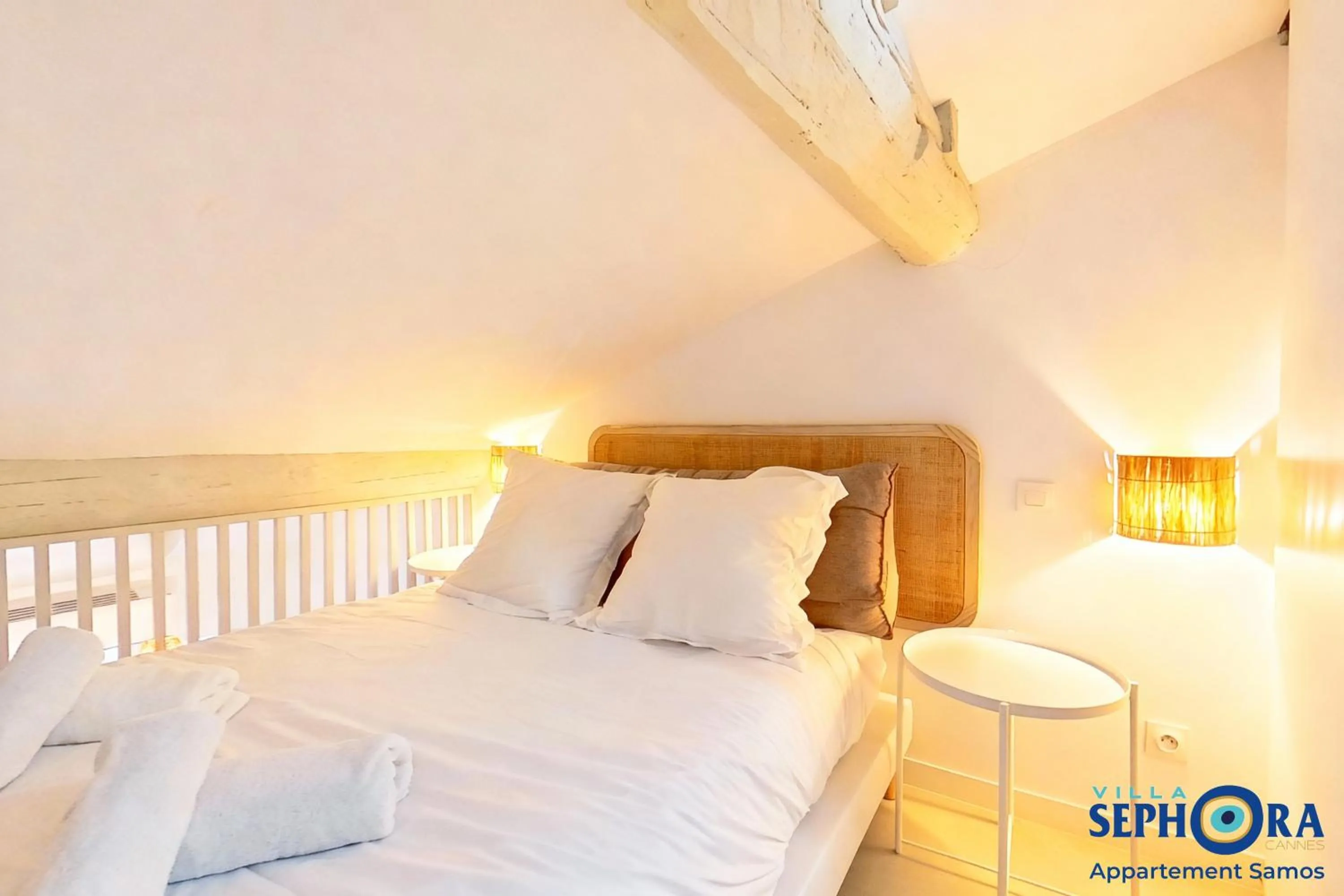 Bed in VILLA SEPHORA CANNES